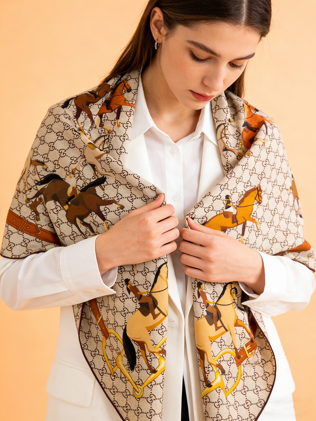 💟Gucci~140双面丝绒披肩马鞍细节和骑马图案以精致色调匠心呈献，意在向品牌与马术世界的深厚渊源致敬