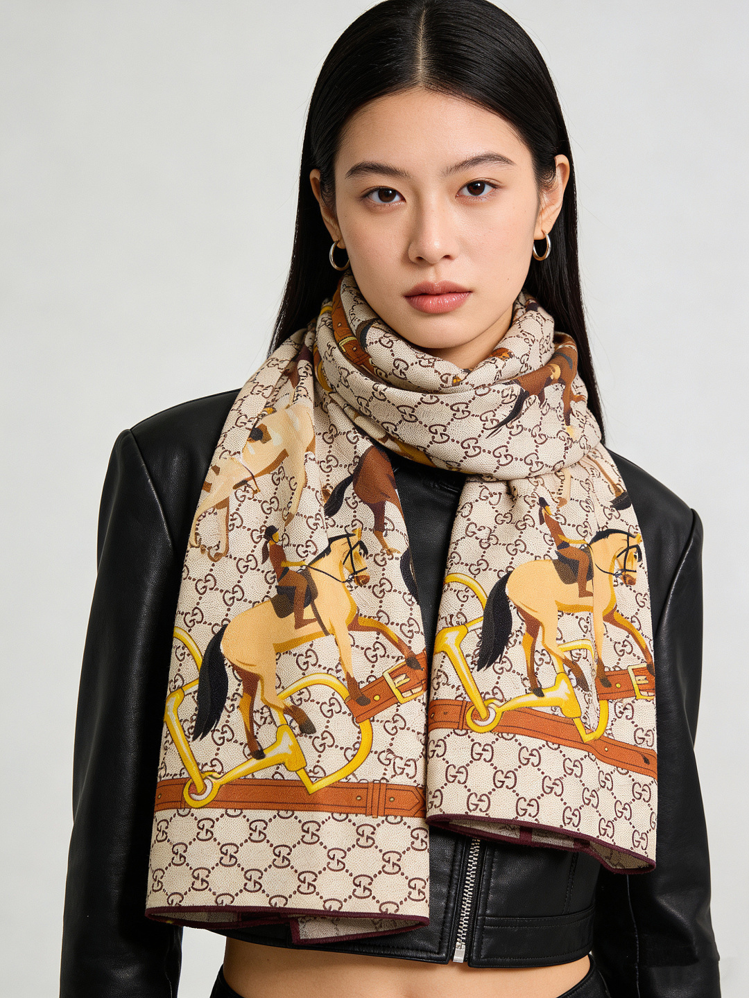 💟Gucci~140双面丝绒披肩马鞍细节和骑马图案以精致色调匠心呈献，意在向品牌与马术世界的深厚渊源致敬