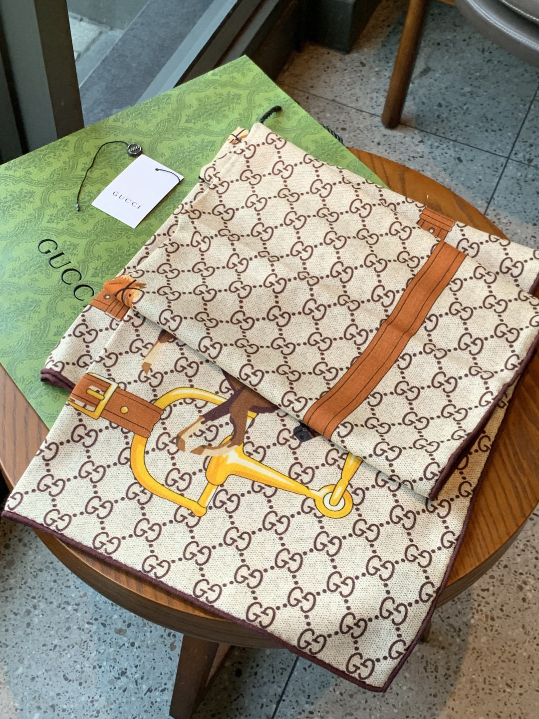 💟Gucci~140双面丝绒披肩马鞍细节和骑马图案以精致色调匠心呈献，意在向品牌与马术世界的深厚渊源致敬