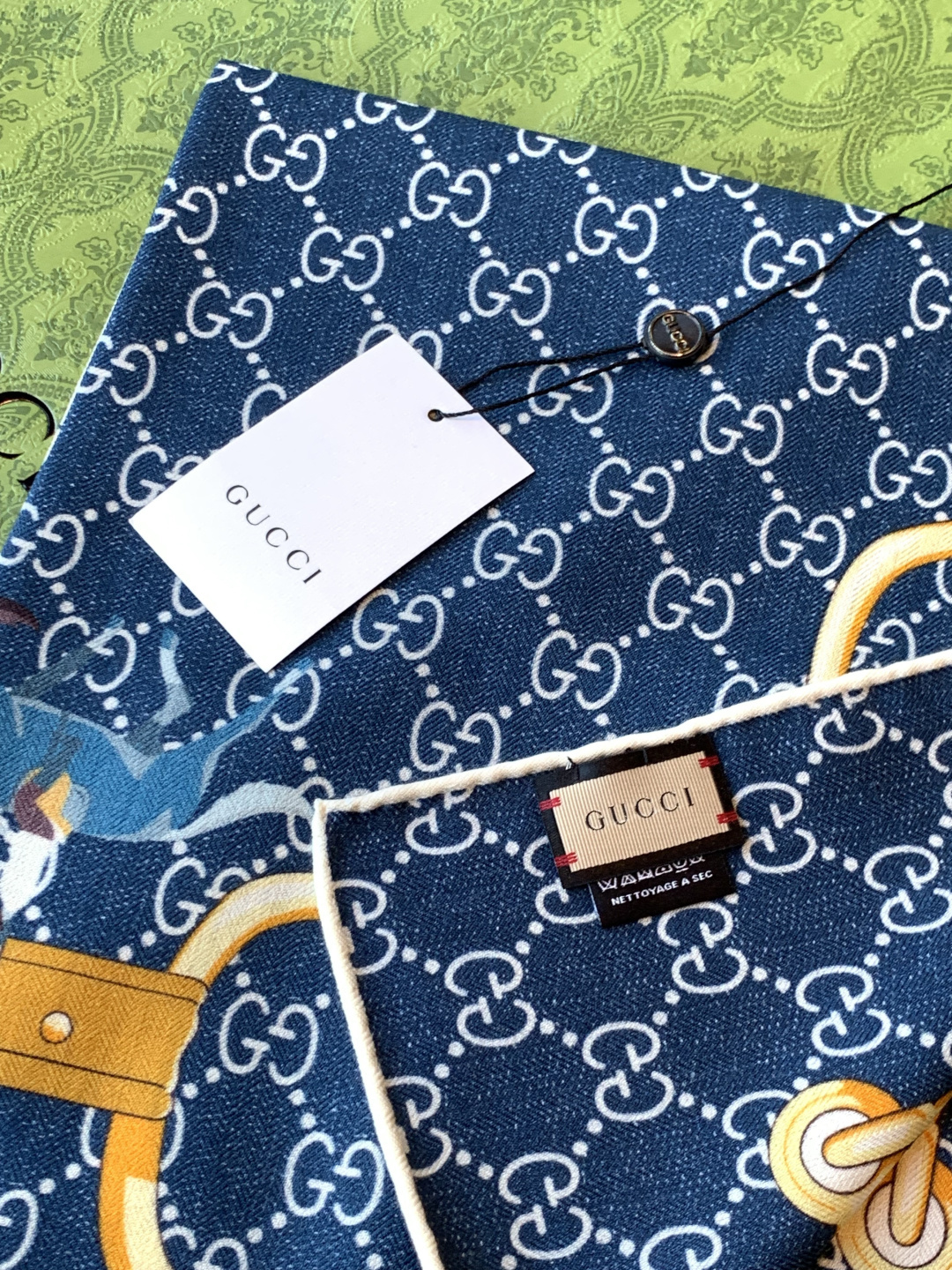 💟Gucci~140双面丝绒披肩马鞍细节和骑马图案以精致色调匠心呈献，意在向品牌与马术世界的深厚渊源致敬