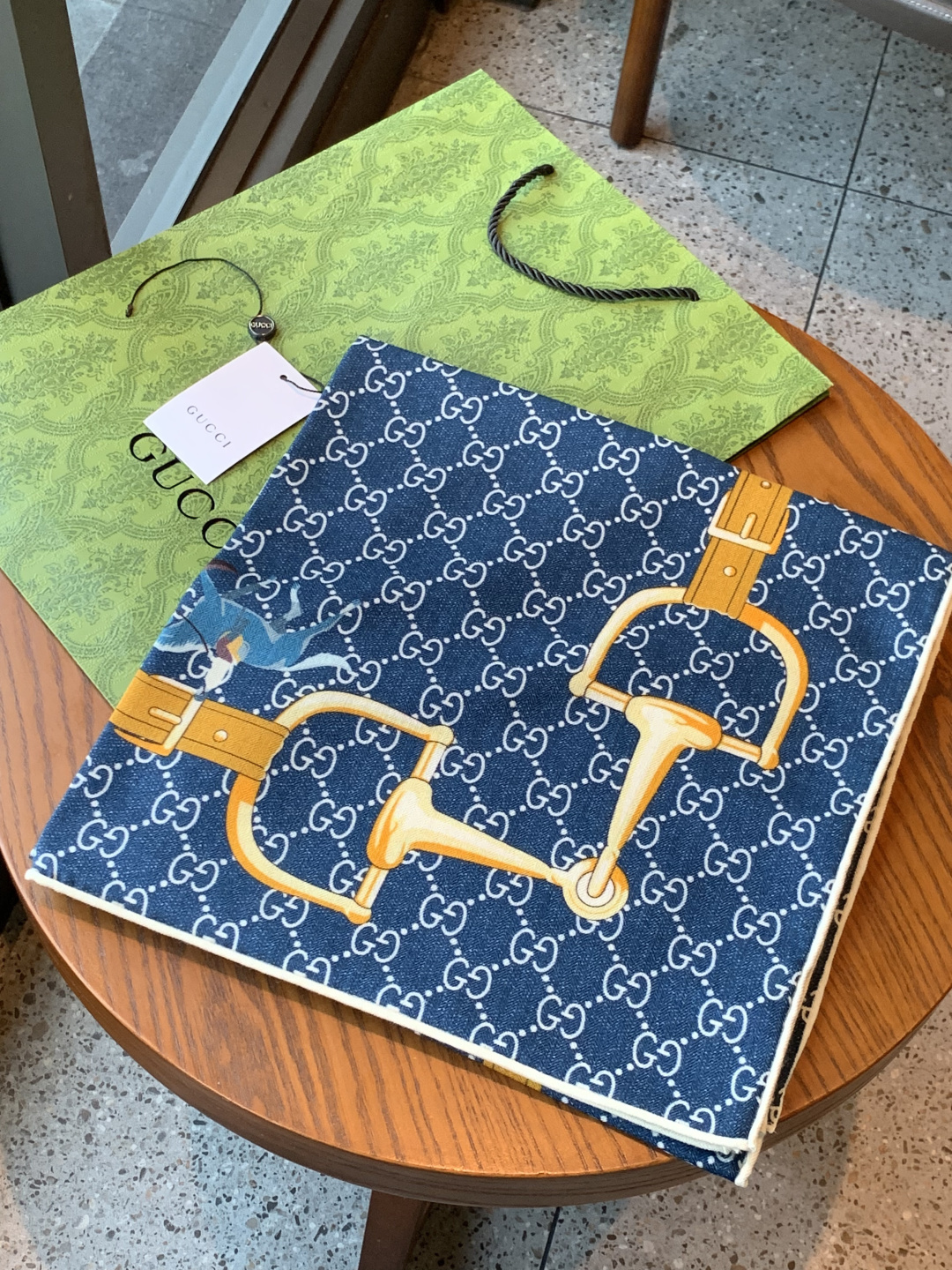 💟Gucci~140双面丝绒披肩马鞍细节和骑马图案以精致色调匠心呈献，意在向品牌与马术世界的深厚渊源致敬