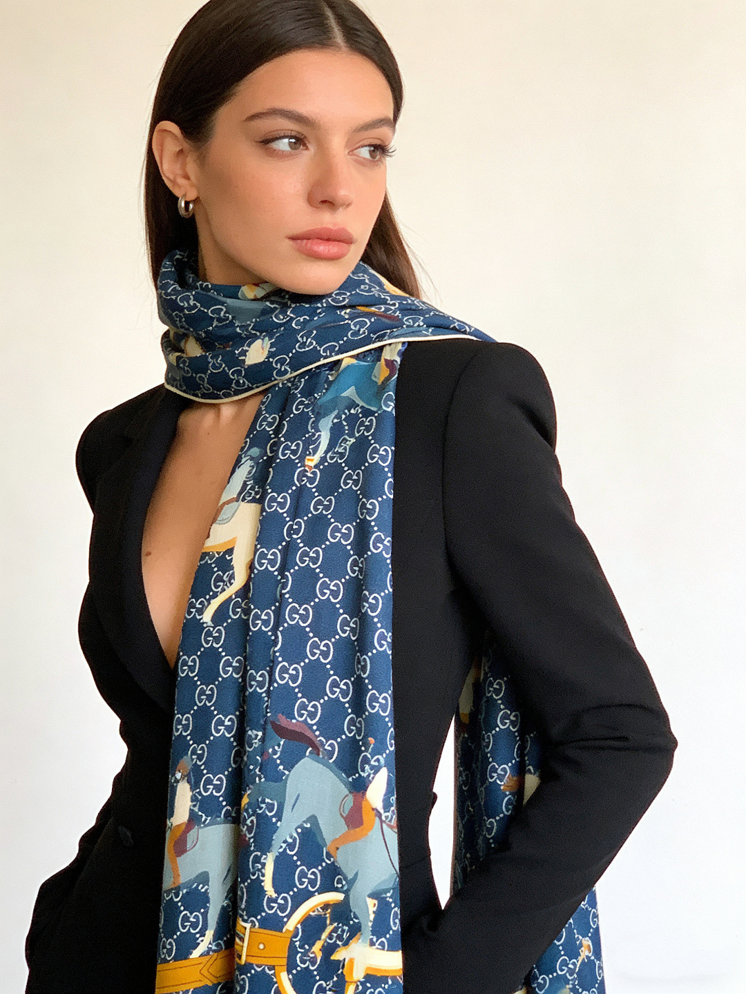 💟Gucci~140双面丝绒披肩马鞍细节和骑马图案以精致色调匠心呈献，意在向品牌与马术世界的深厚渊源致敬