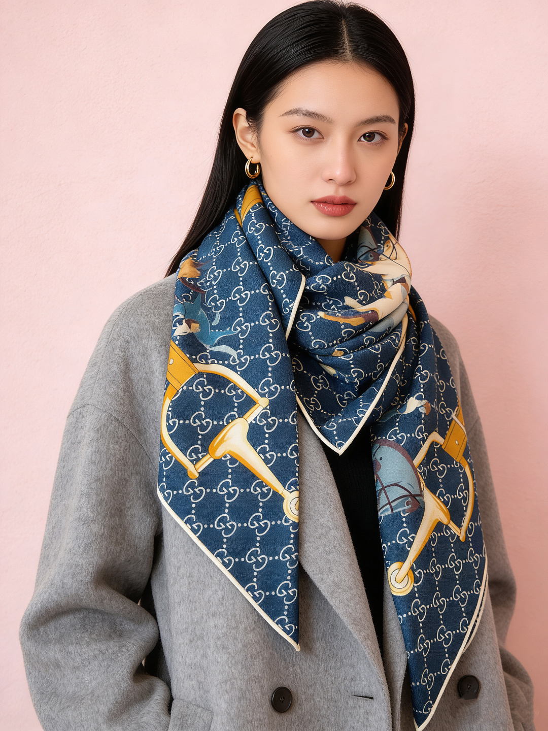 💟Gucci~140双面丝绒披肩马鞍细节和骑马图案以精致色调匠心呈献，意在向品牌与马术世界的深厚渊源致敬