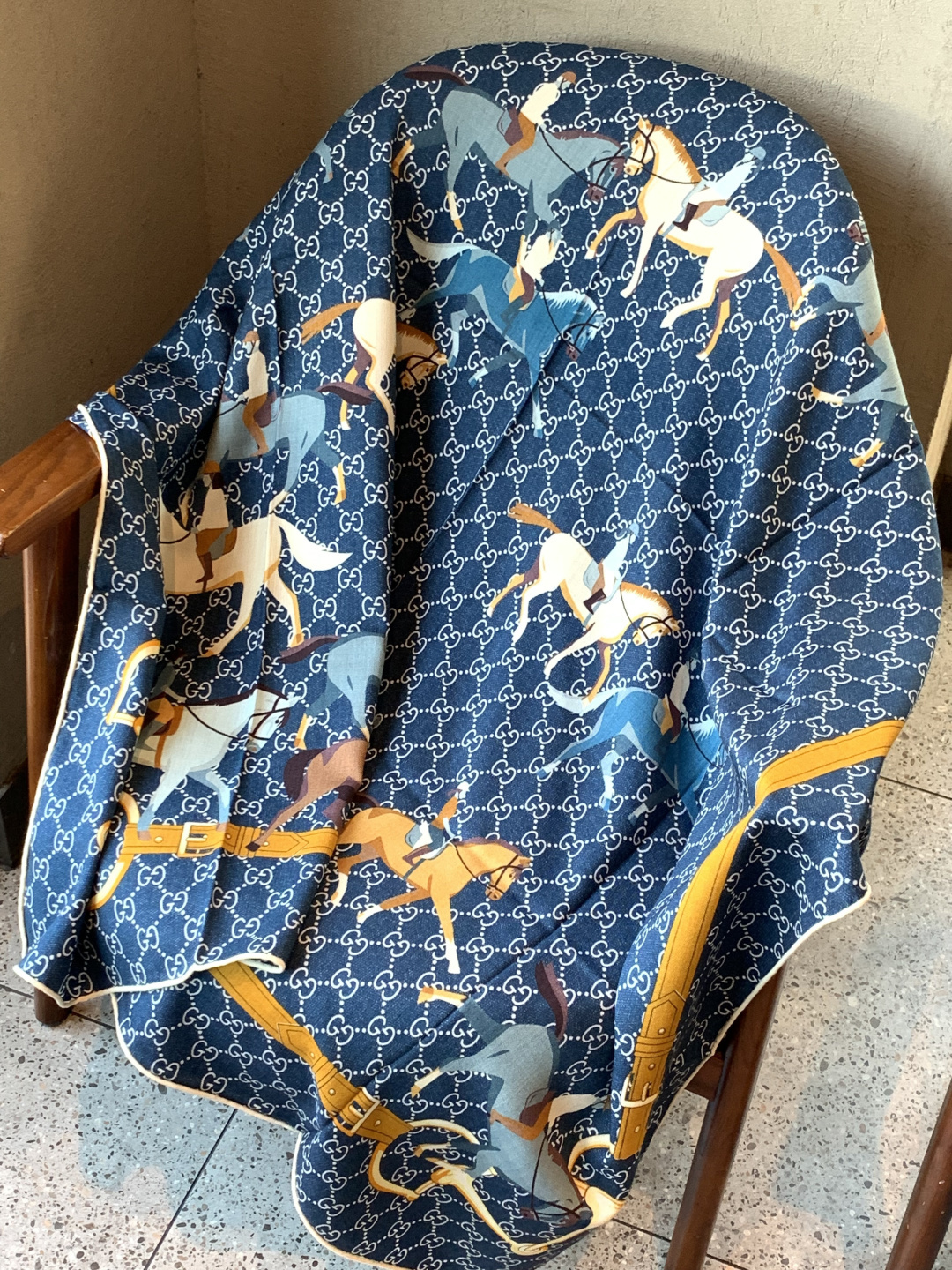 💟Gucci~140双面丝绒披肩马鞍细节和骑马图案以精致色调匠心呈献，意在向品牌与马术世界的深厚渊源致敬