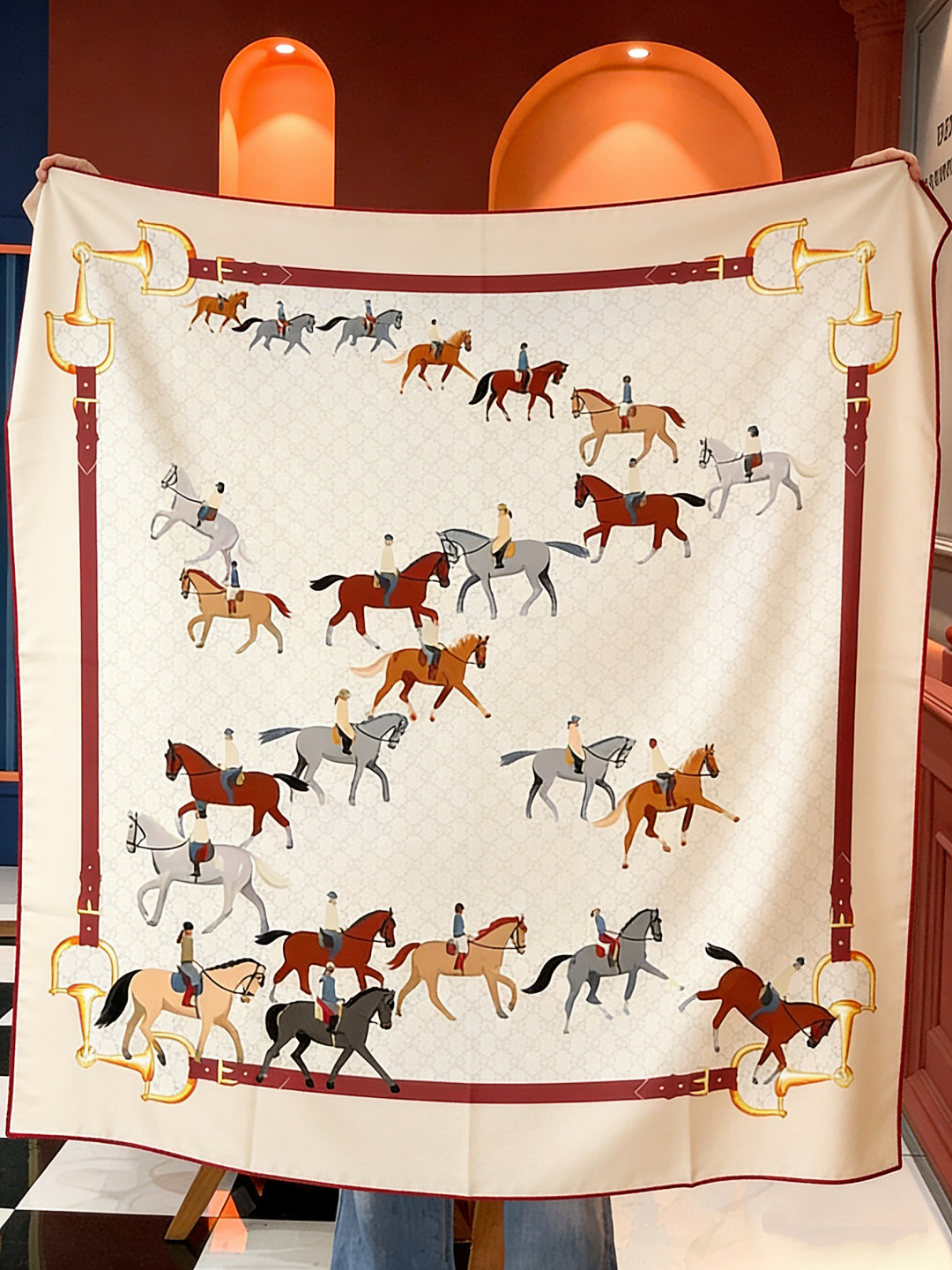 💟Gucci~140双面丝绒披肩马鞍细节和骑马图案以精致色调匠心呈献，意在向品牌与马术世界的深厚渊源致敬