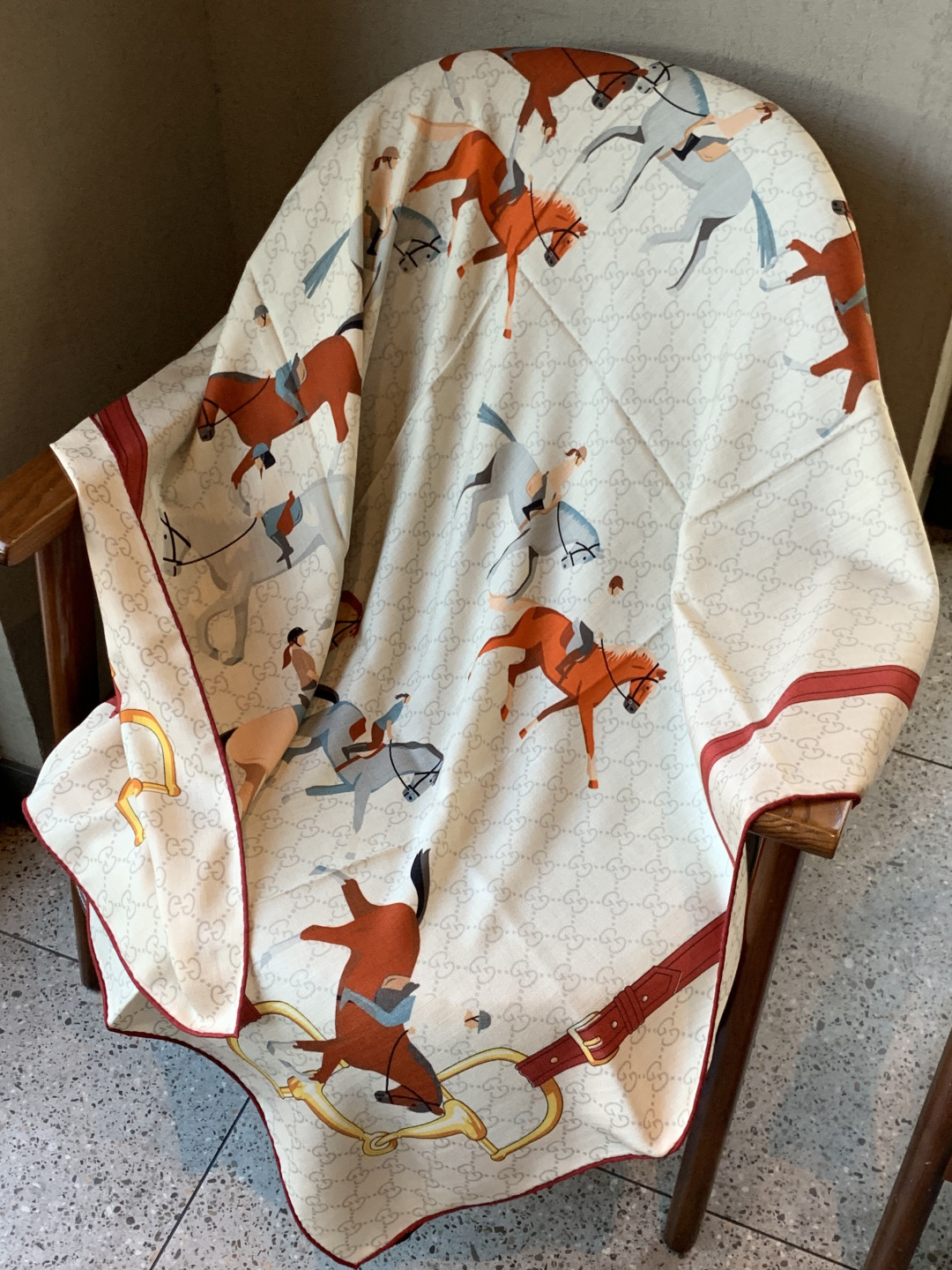 💟Gucci~140双面丝绒披肩马鞍细节和骑马图案以精致色调匠心呈献，意在向品牌与马术世界的深厚渊源致敬