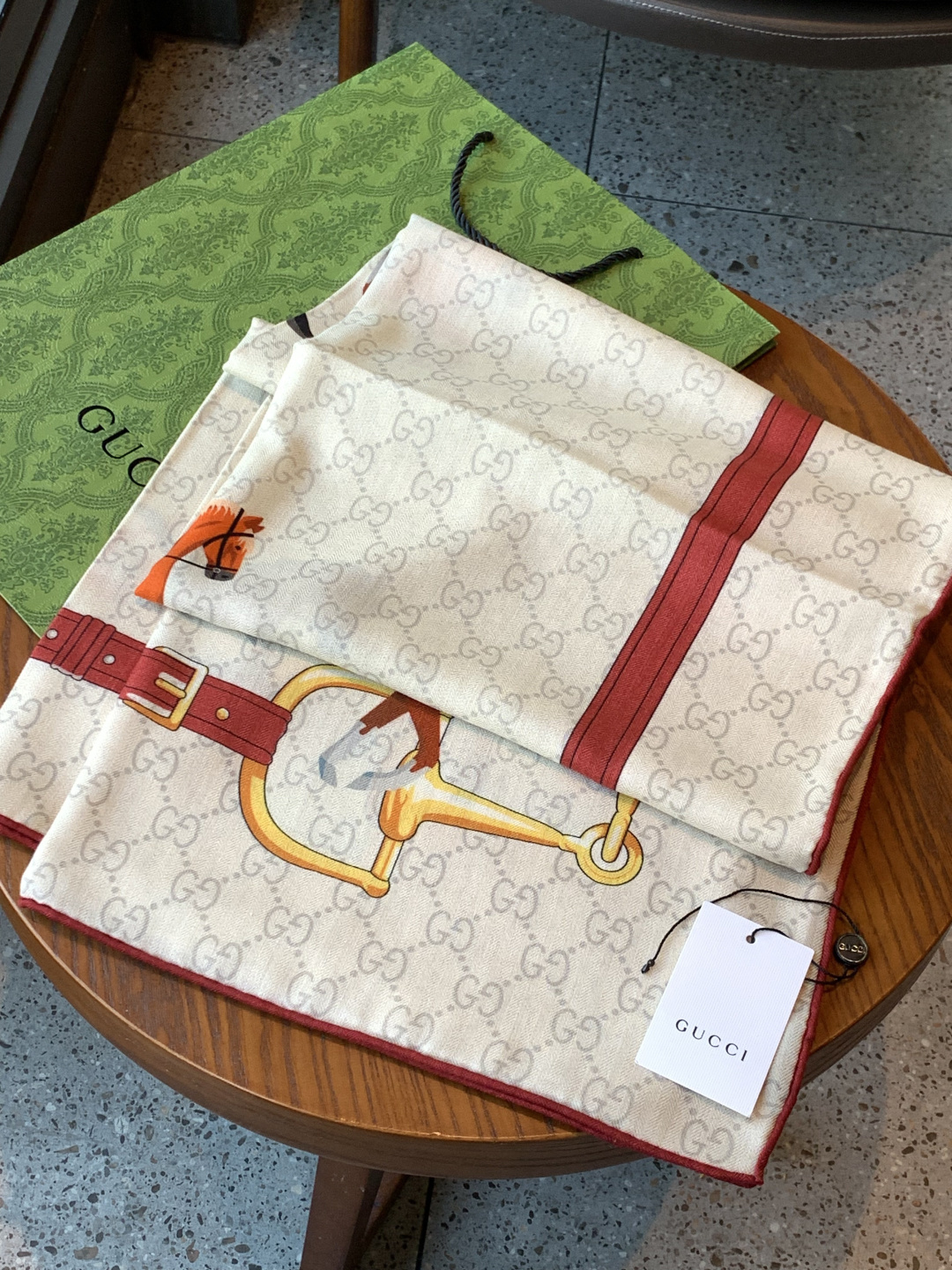 💟Gucci~140双面丝绒披肩马鞍细节和骑马图案以精致色调匠心呈献，意在向品牌与马术世界的深厚渊源致敬