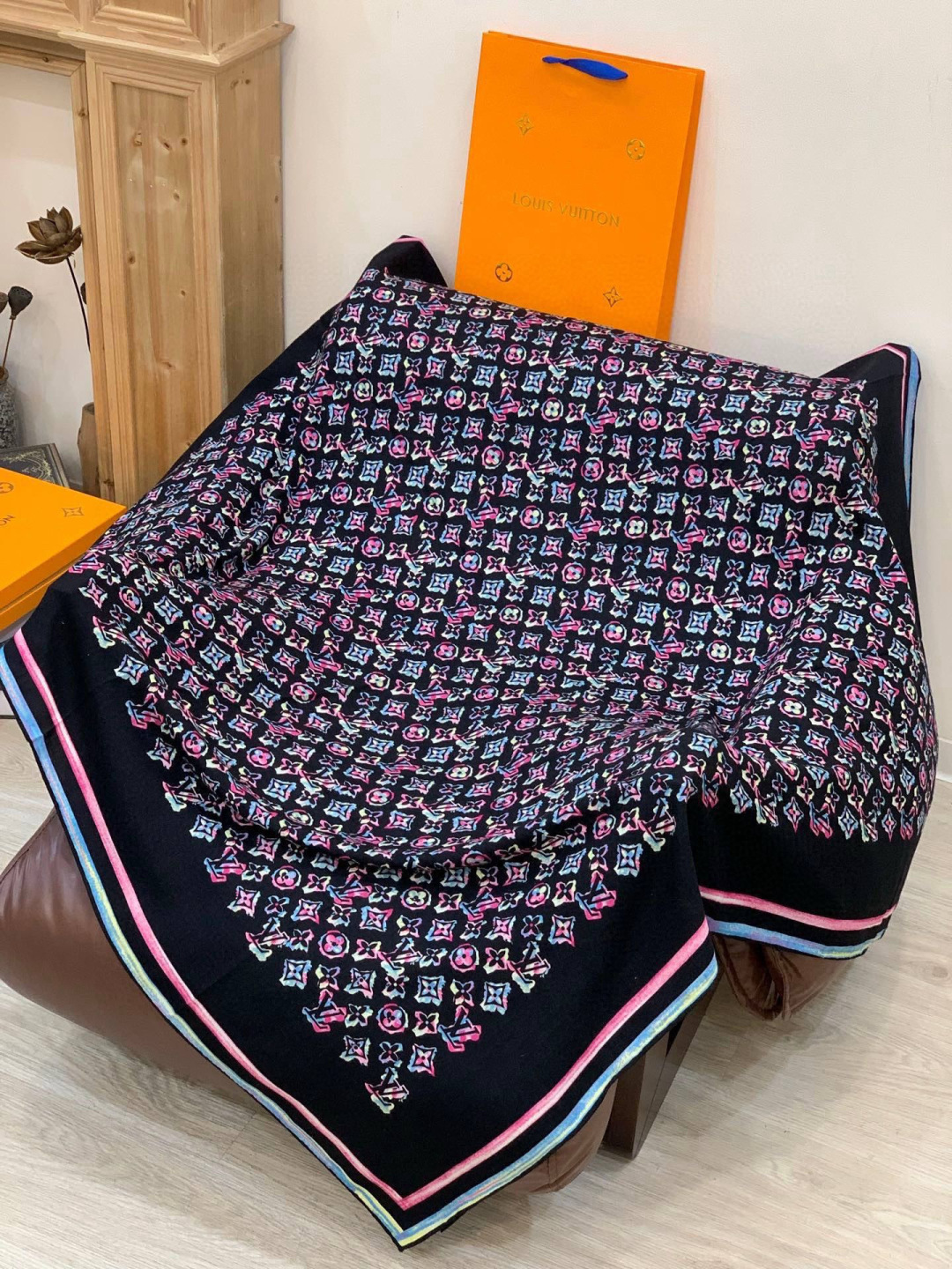 LV x TM 140披肩【140顶级丝绒双面同色披肩】本款LVxTMMonogram Multicol