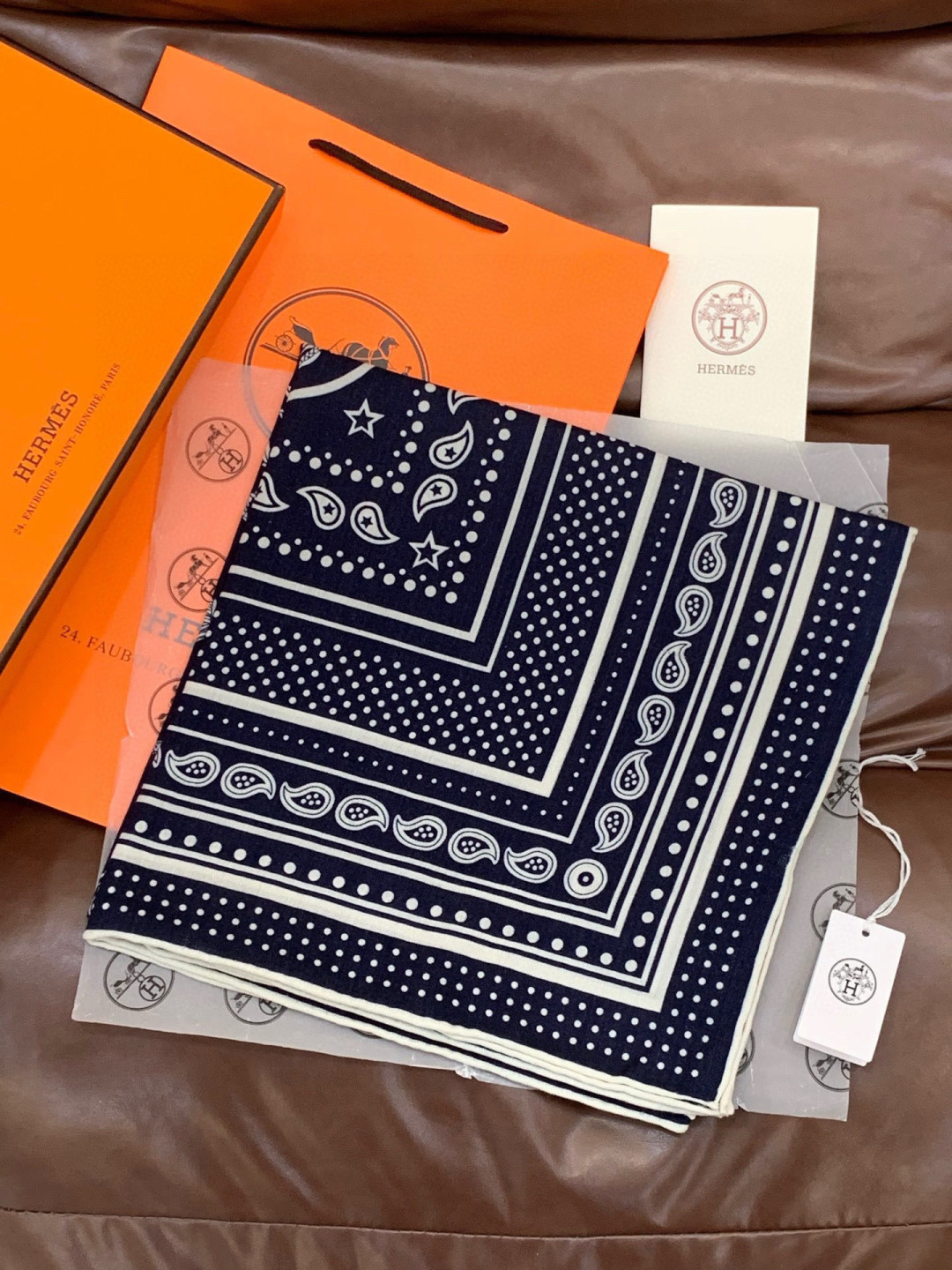 羊绒新款🆕👏👏买了都说好看‼️推荐💕爱马仕双面同色羊绒方巾【双面同色140】，顶级工艺超值‼️爱马仕专柜