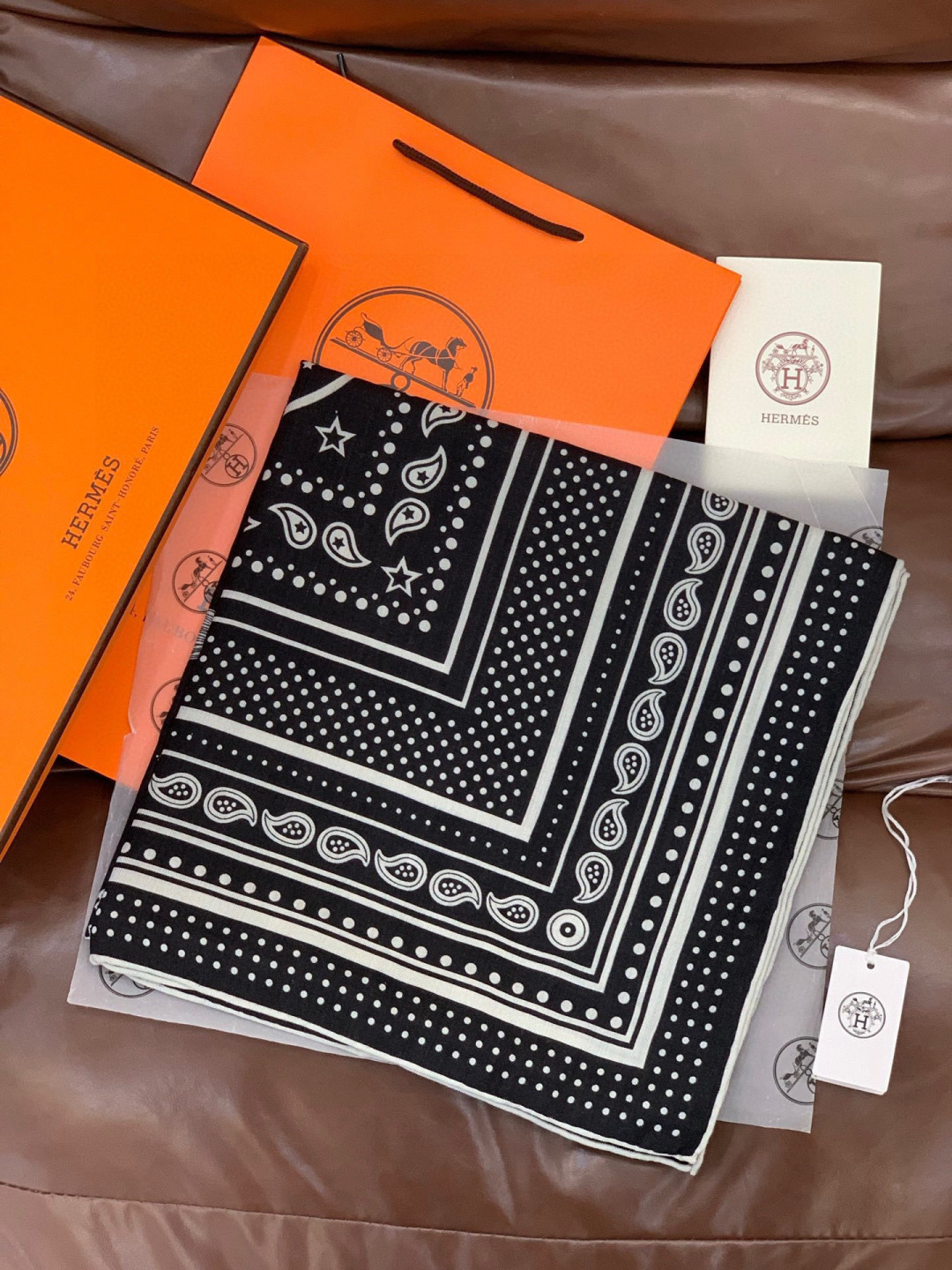 羊绒新款🆕👏👏买了都说好看‼️推荐💕爱马仕双面同色羊绒方巾【双面同色140】，顶级工艺超值‼️爱马仕专柜