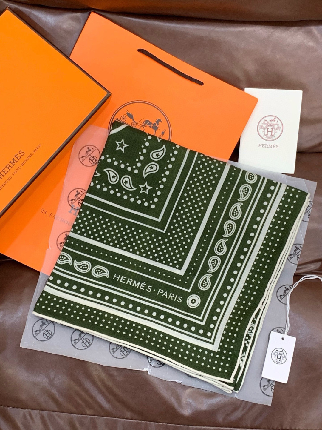 羊绒新款🆕👏👏买了都说好看‼️推荐💕爱马仕双面同色羊绒方巾【双面同色140】，顶级工艺超值‼️爱马仕专柜