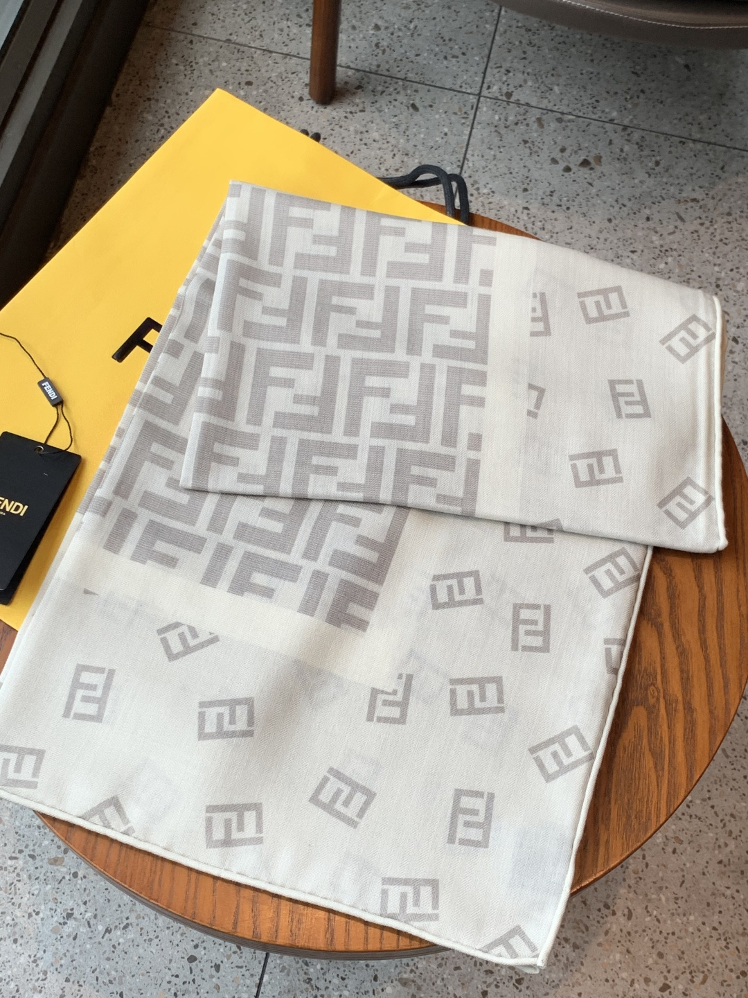 经典双F logo 遍布整条围巾丝绒材质 保暖性和手感都还不错哦秋冬必入 百搭款1962年，F公司聘用著