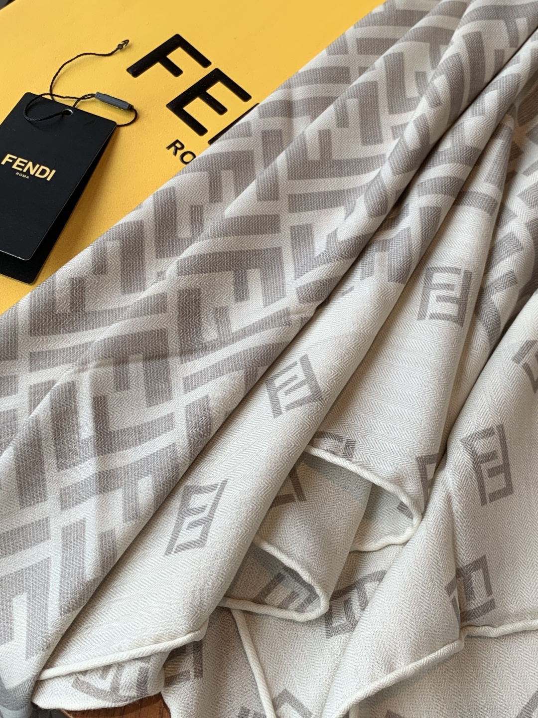 经典双F logo 遍布整条围巾丝绒材质 保暖性和手感都还不错哦秋冬必入 百搭款1962年，F公司聘用著