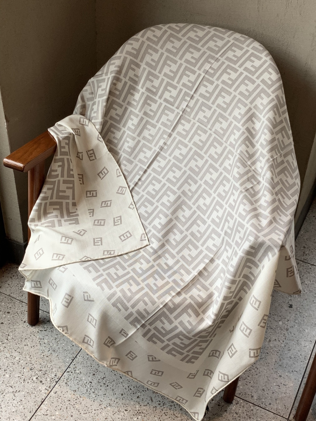 经典双F logo 遍布整条围巾丝绒材质 保暖性和手感都还不错哦秋冬必入 百搭款1962年，F公司聘用著