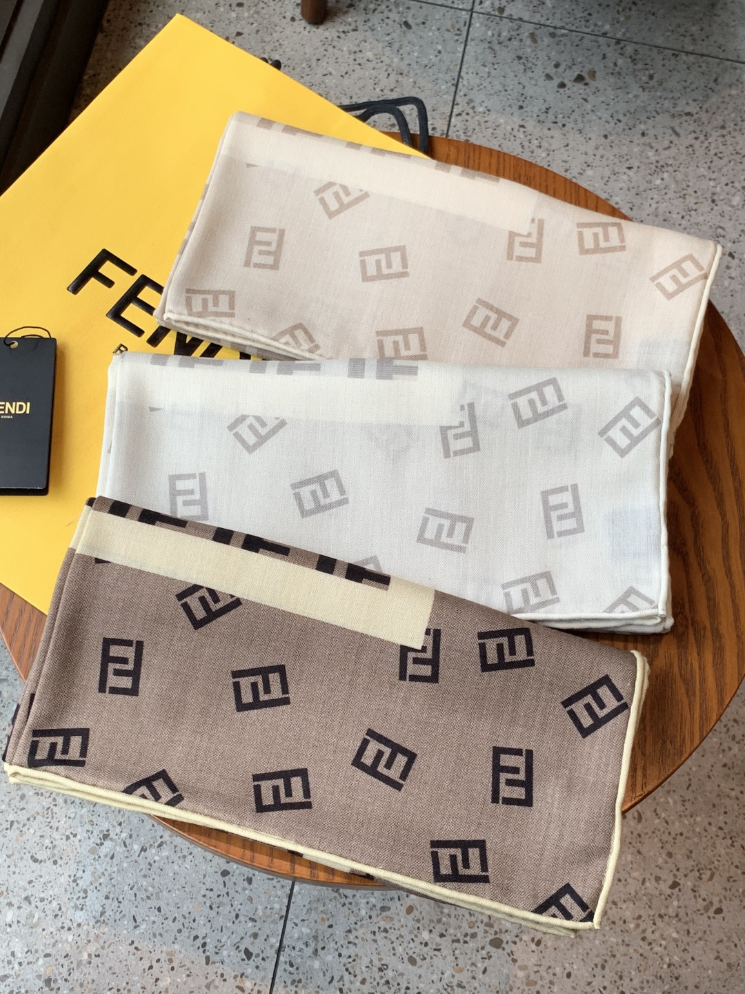 经典双F logo 遍布整条围巾丝绒材质 保暖性和手感都还不错哦秋冬必入 百搭款1962年，F公司聘用著