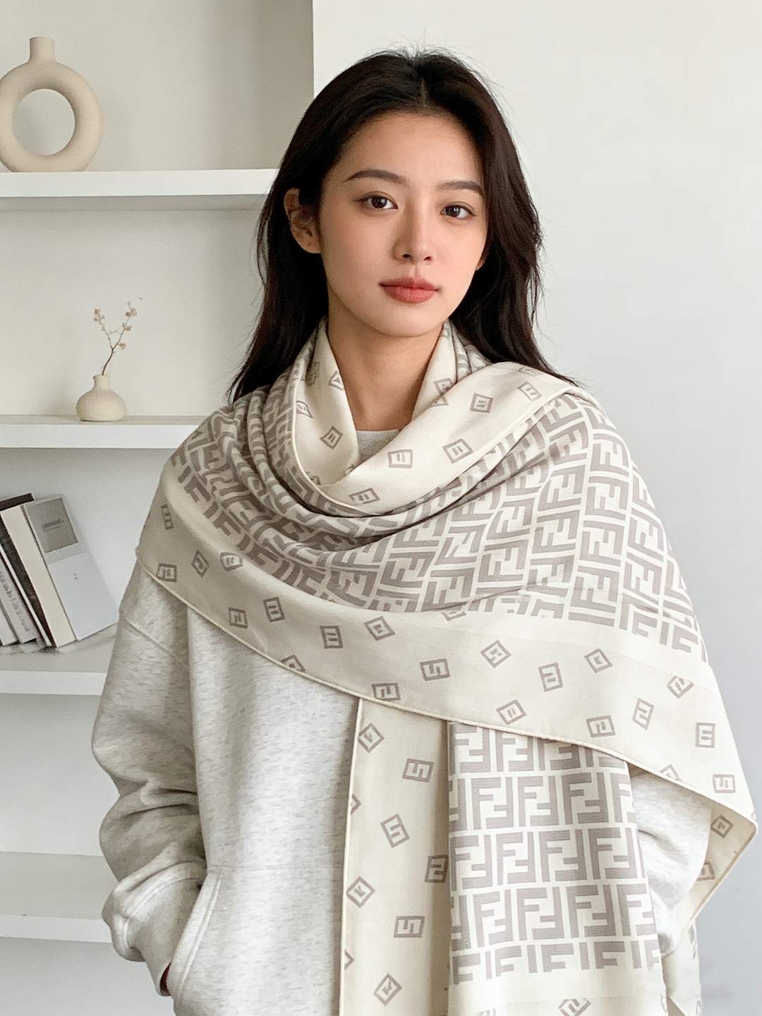 经典双F logo 遍布整条围巾丝绒材质 保暖性和手感都还不错哦秋冬必入 百搭款1962年，F公司聘用著