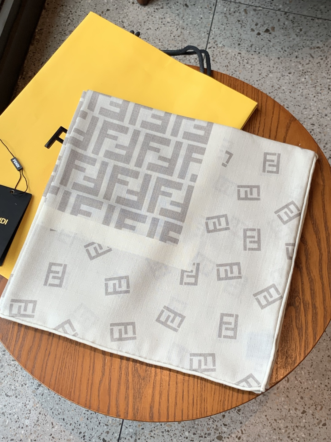 经典双F logo 遍布整条围巾丝绒材质 保暖性和手感都还不错哦秋冬必入 百搭款1962年，F公司聘用著