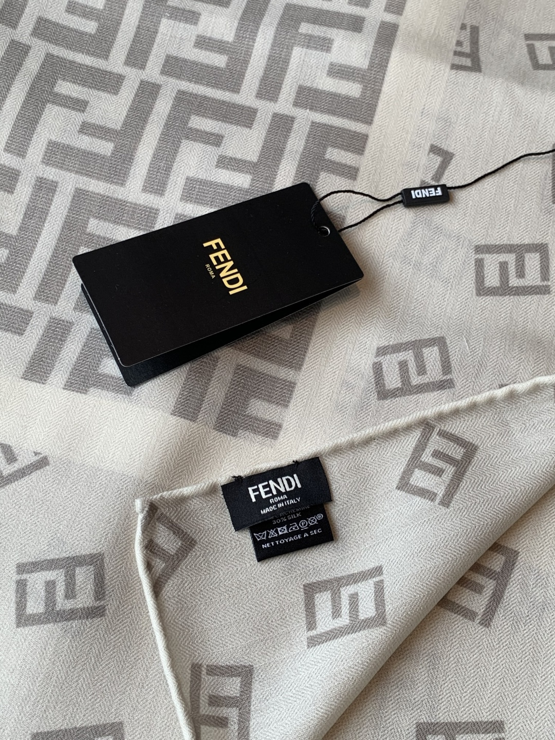 经典双F logo 遍布整条围巾丝绒材质 保暖性和手感都还不错哦秋冬必入 百搭款1962年，F公司聘用著