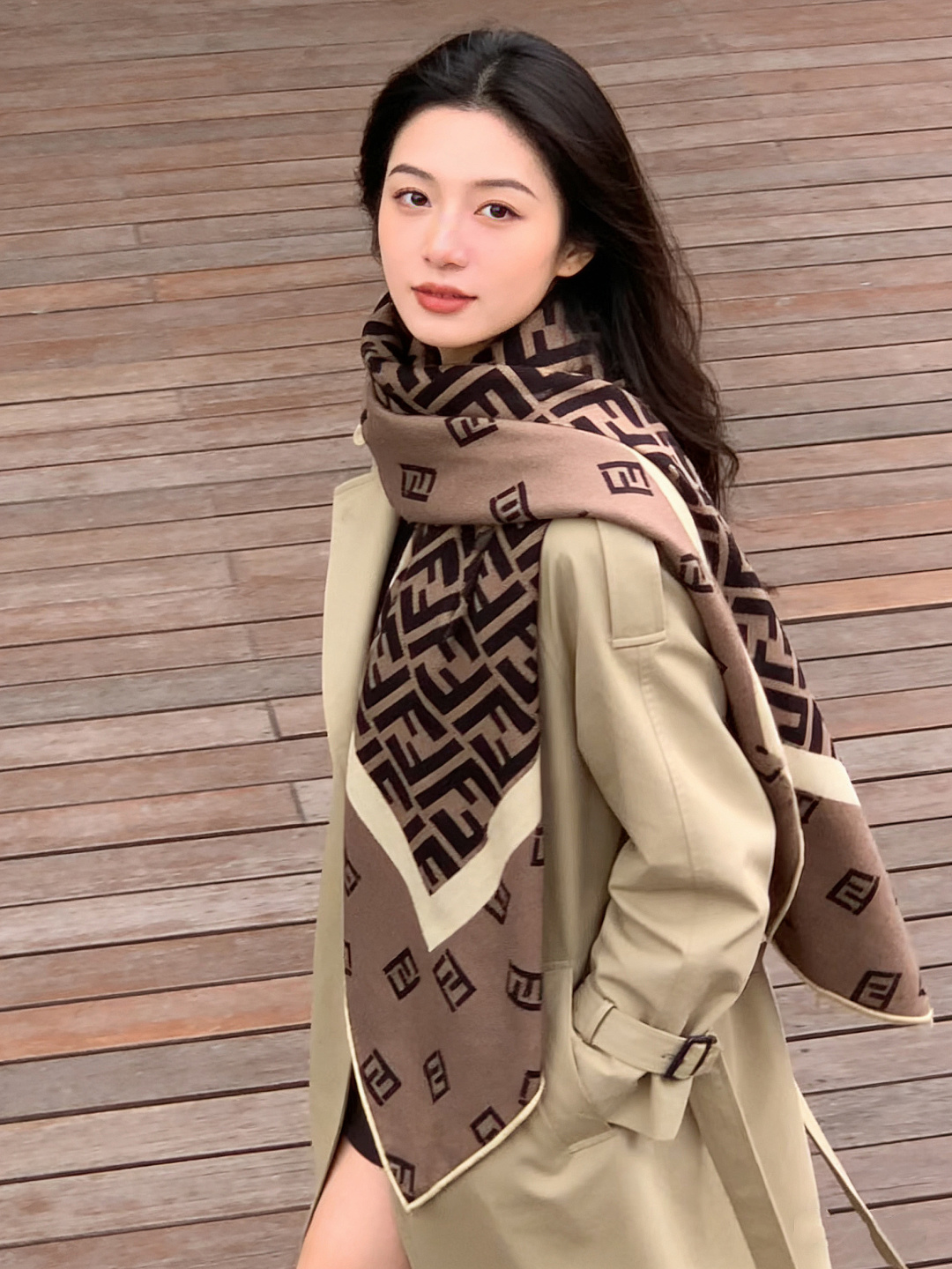 经典双F logo 遍布整条围巾丝绒材质 保暖性和手感都还不错哦秋冬必入 百搭款1962年，F公司聘用著