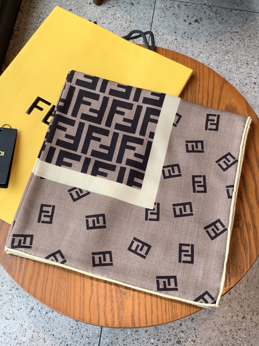 经典双F logo 遍布整条围巾丝绒材质 保暖性和手感都还不错哦秋冬必入 百搭款1962年，F公司聘用著