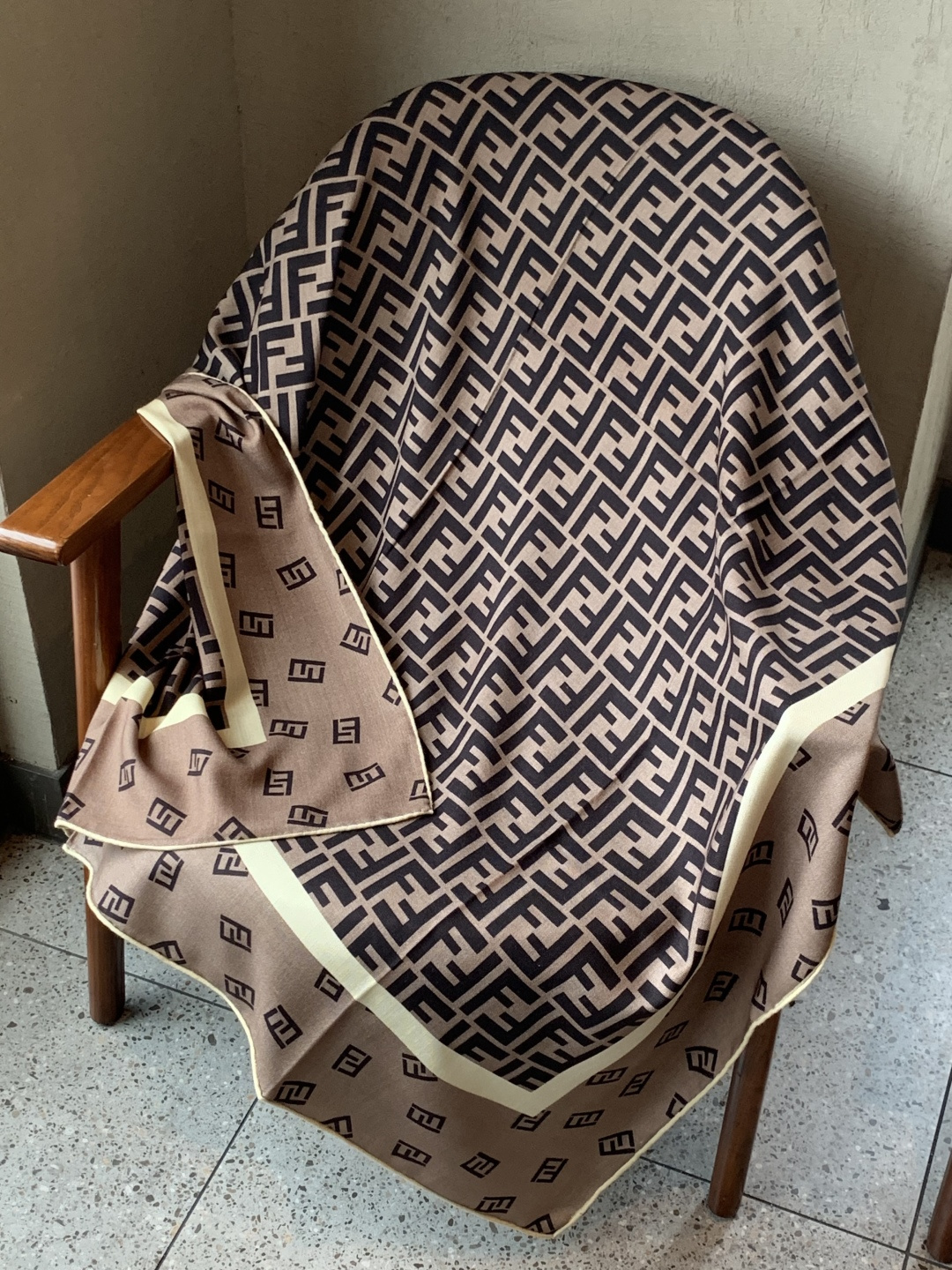 经典双F logo 遍布整条围巾丝绒材质 保暖性和手感都还不错哦秋冬必入 百搭款1962年，F公司聘用著