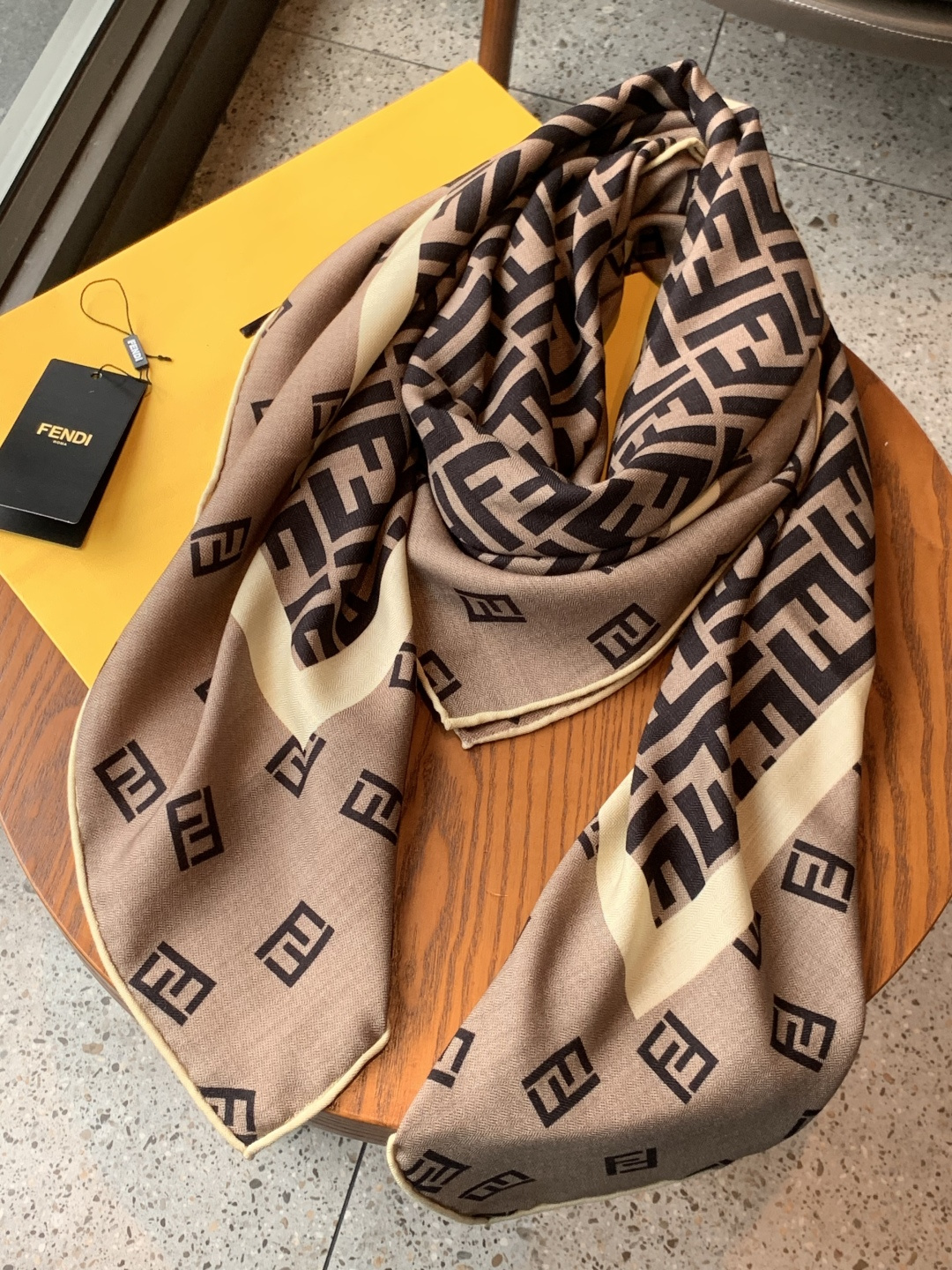 经典双F logo 遍布整条围巾丝绒材质 保暖性和手感都还不错哦秋冬必入 百搭款1962年，F公司聘用著