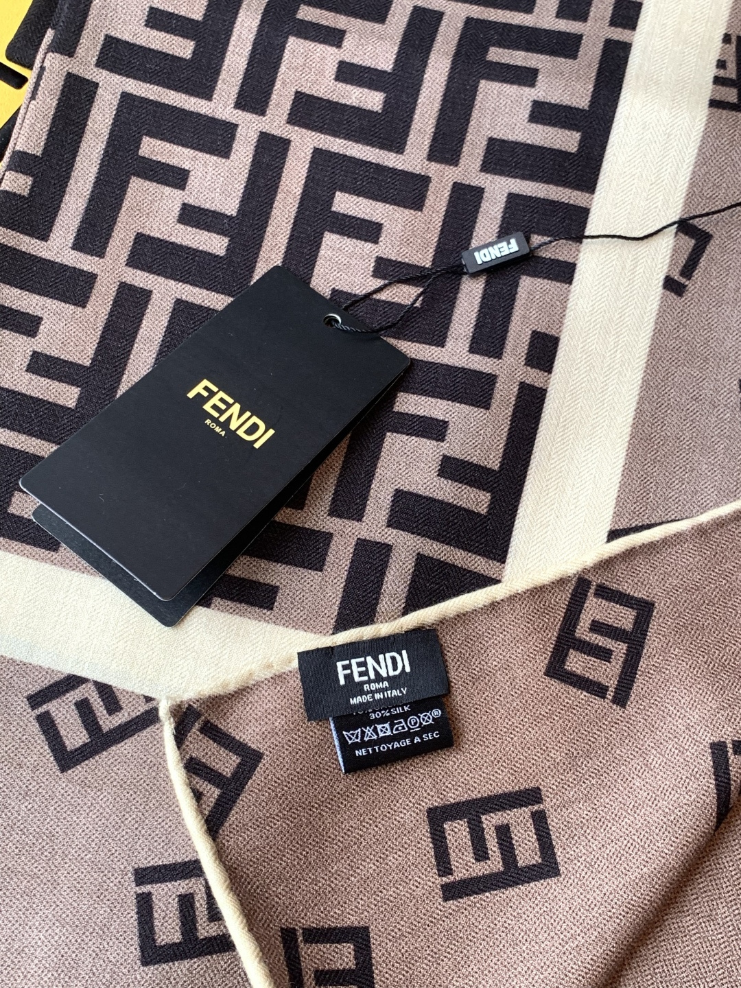 经典双F logo 遍布整条围巾丝绒材质 保暖性和手感都还不错哦秋冬必入 百搭款1962年，F公司聘用著