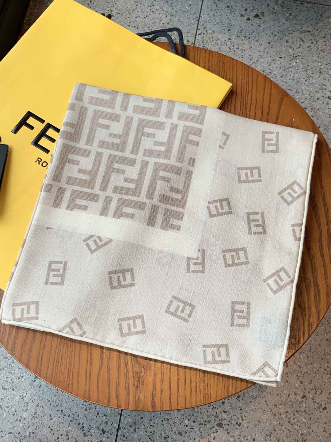 经典双F logo 遍布整条围巾丝绒材质 保暖性和手感都还不错哦秋冬必入 百搭款1962年，F公司聘用著