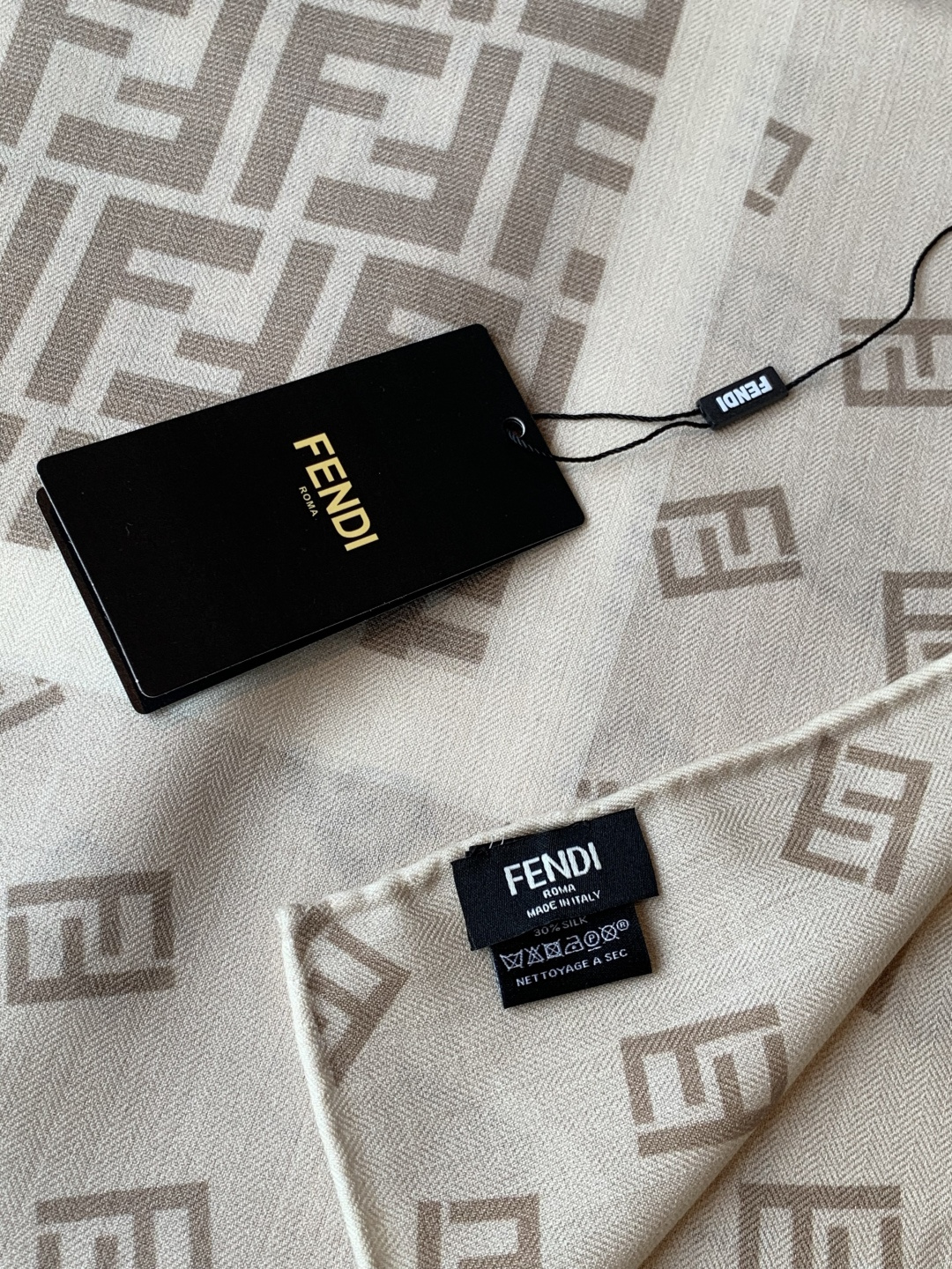 经典双F logo 遍布整条围巾丝绒材质 保暖性和手感都还不错哦秋冬必入 百搭款1962年，F公司聘用著