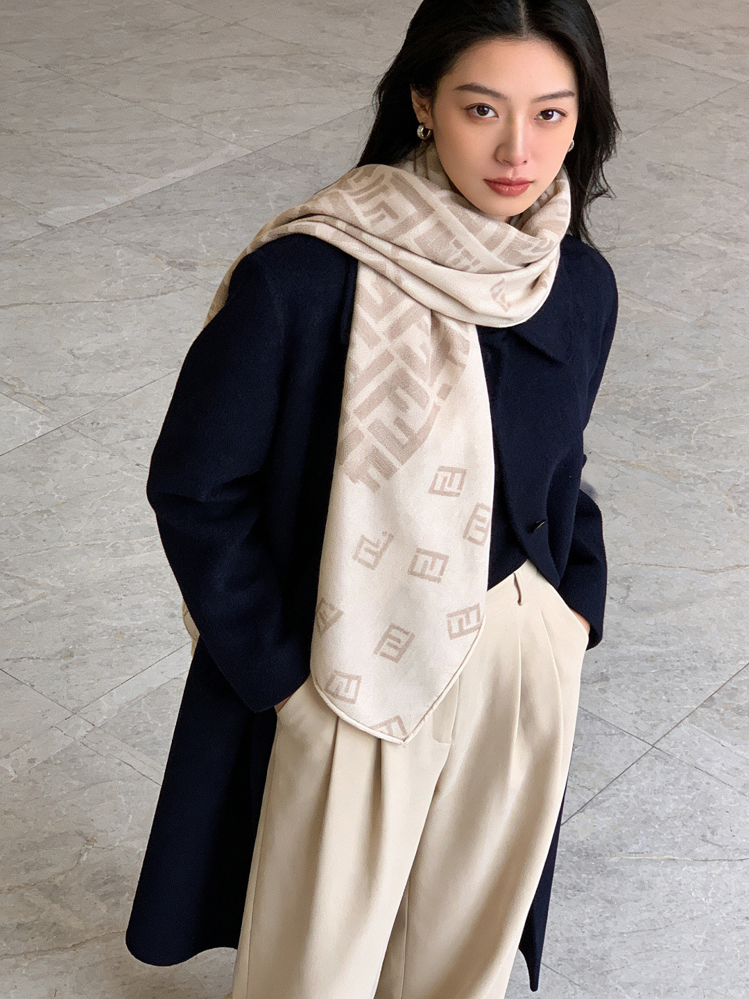 经典双F logo 遍布整条围巾丝绒材质 保暖性和手感都还不错哦秋冬必入 百搭款1962年，F公司聘用著