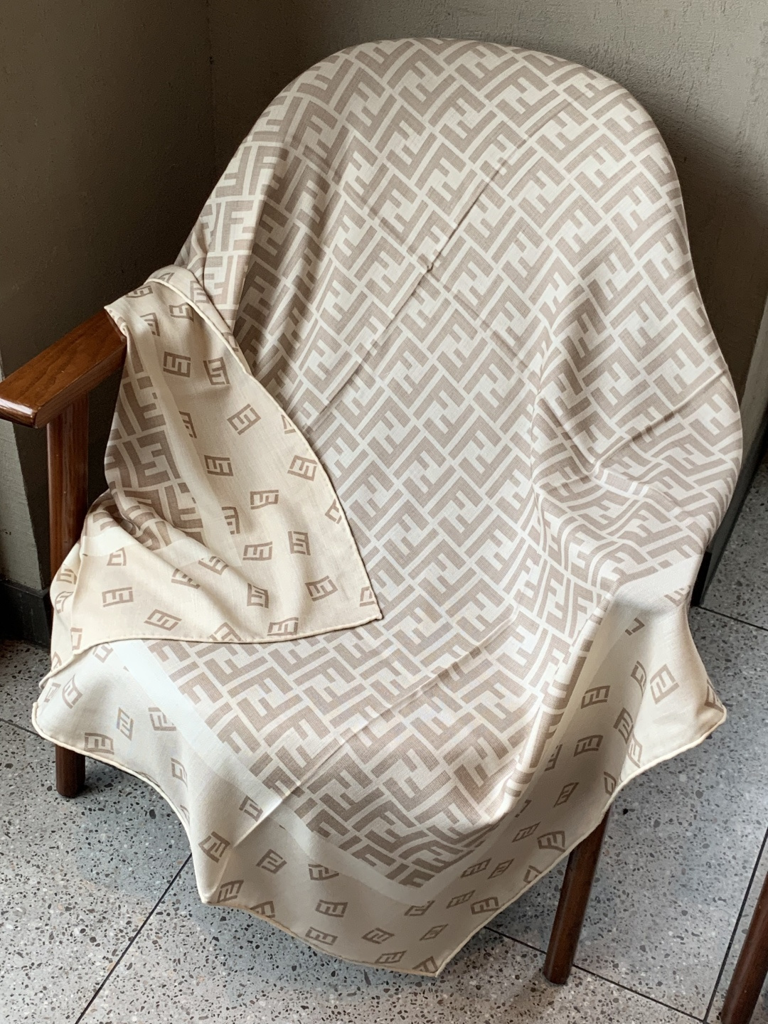 经典双F logo 遍布整条围巾丝绒材质 保暖性和手感都还不错哦秋冬必入 百搭款1962年，F公司聘用著