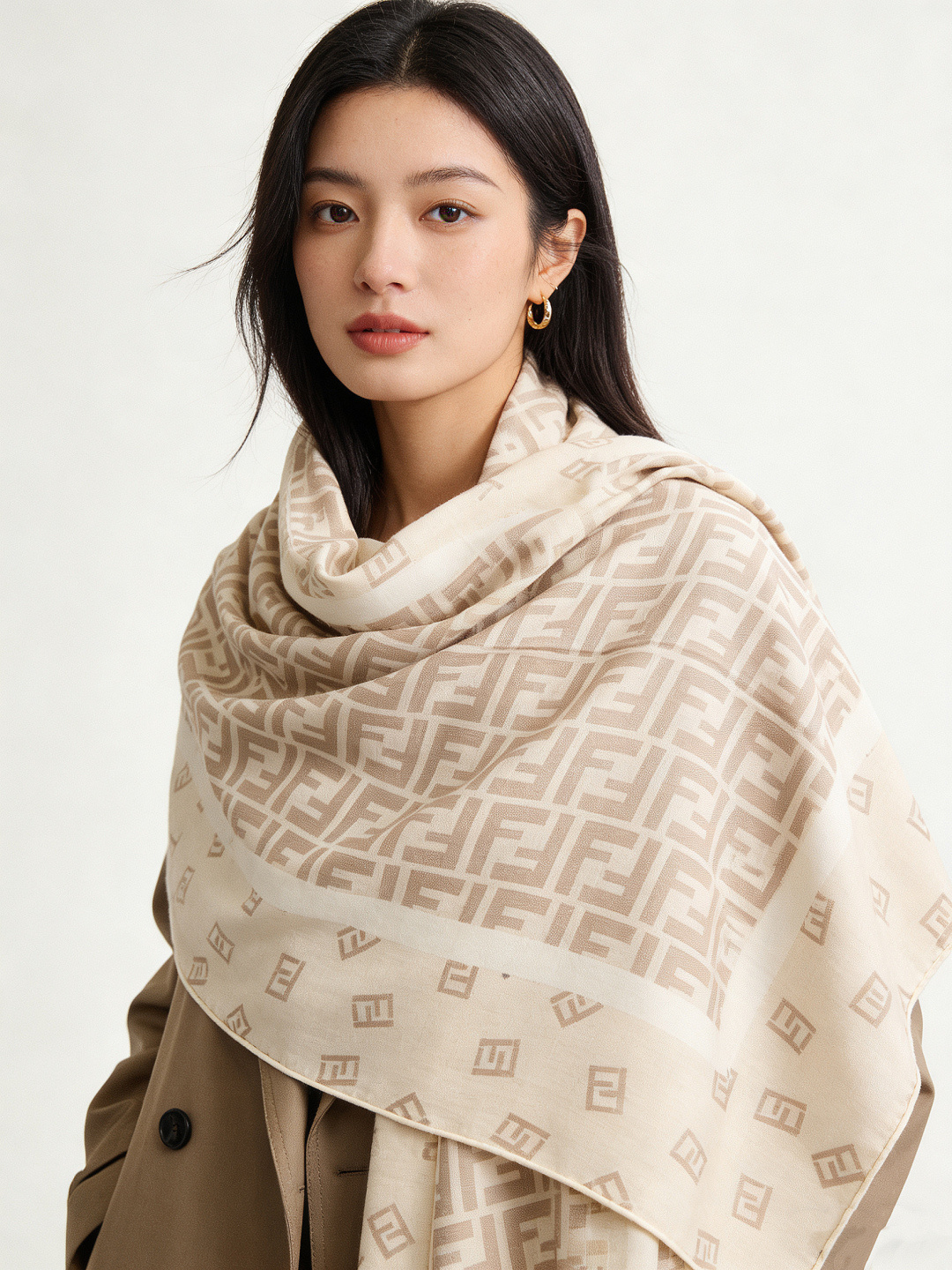 经典双F logo 遍布整条围巾丝绒材质 保暖性和手感都还不错哦秋冬必入 百搭款1962年，F公司聘用著