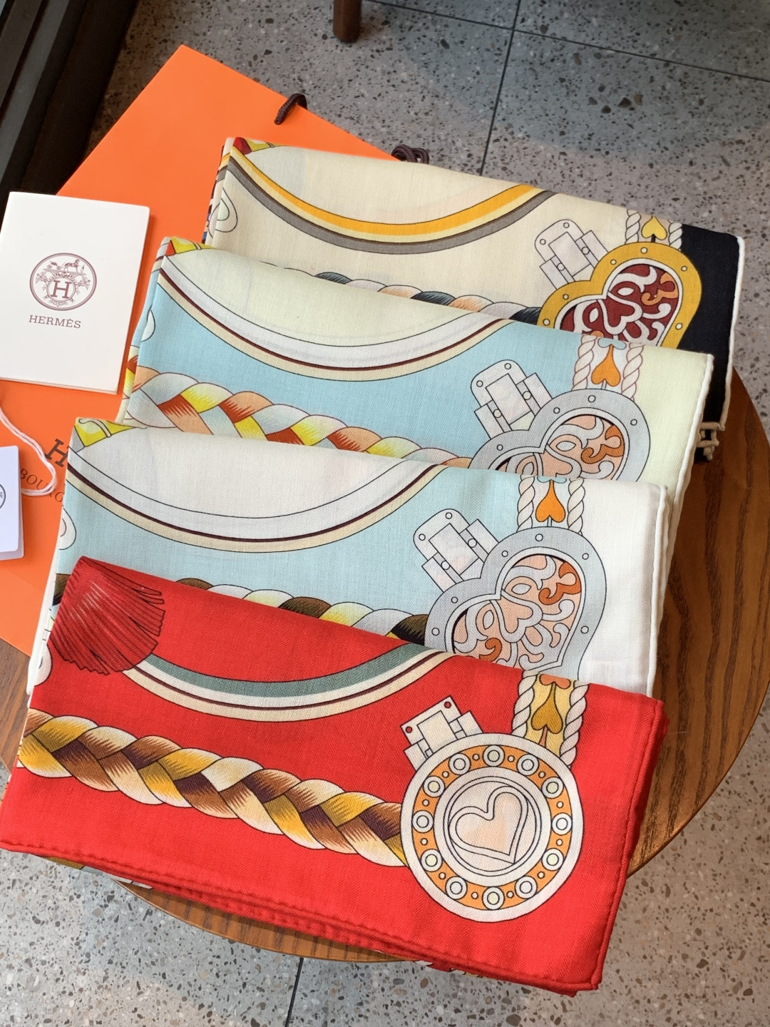 【双面同色】原单爱马仕140cm丝绒方巾💕 甜蜜的鞍具，装饰家芳登和佩西耶设计的一款餐盘增添骑士般的浪漫