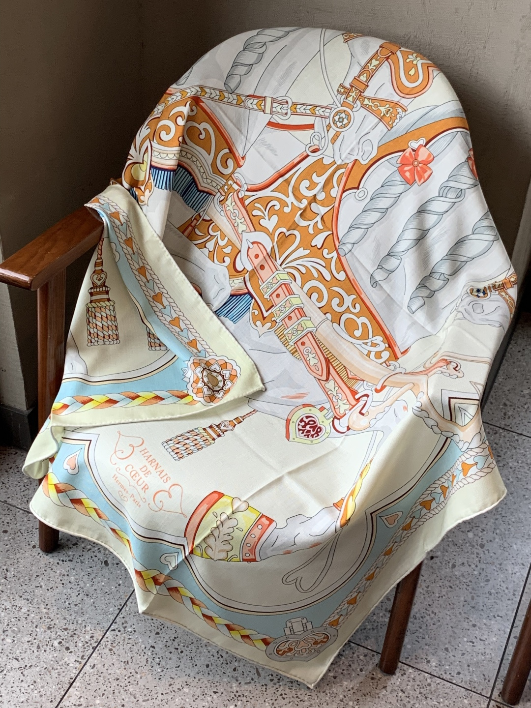 【双面同色】原单爱马仕140cm丝绒方巾💕 甜蜜的鞍具，装饰家芳登和佩西耶设计的一款餐盘增添骑士般的浪漫