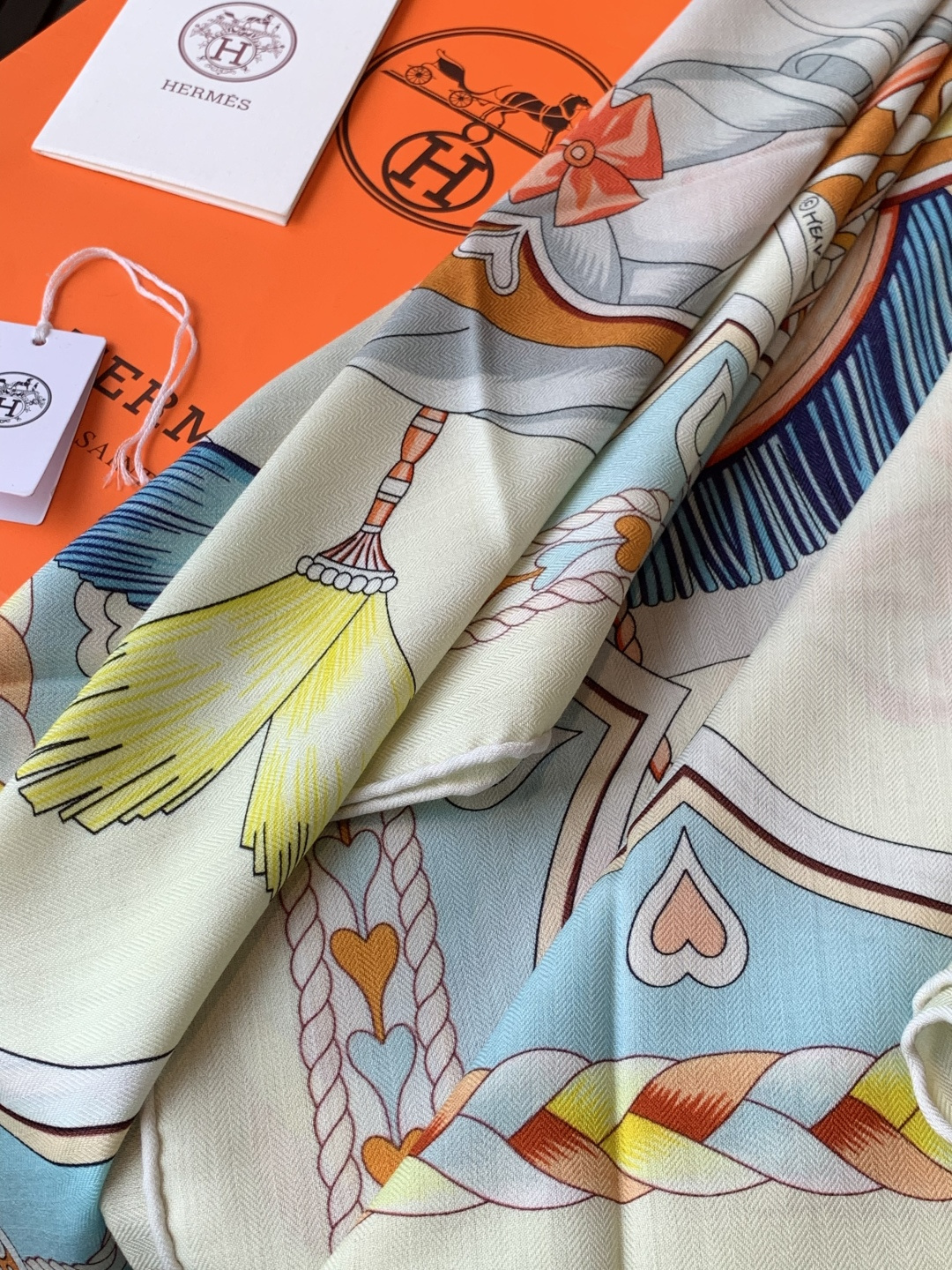 【双面同色】原单爱马仕140cm丝绒方巾💕 甜蜜的鞍具，装饰家芳登和佩西耶设计的一款餐盘增添骑士般的浪漫