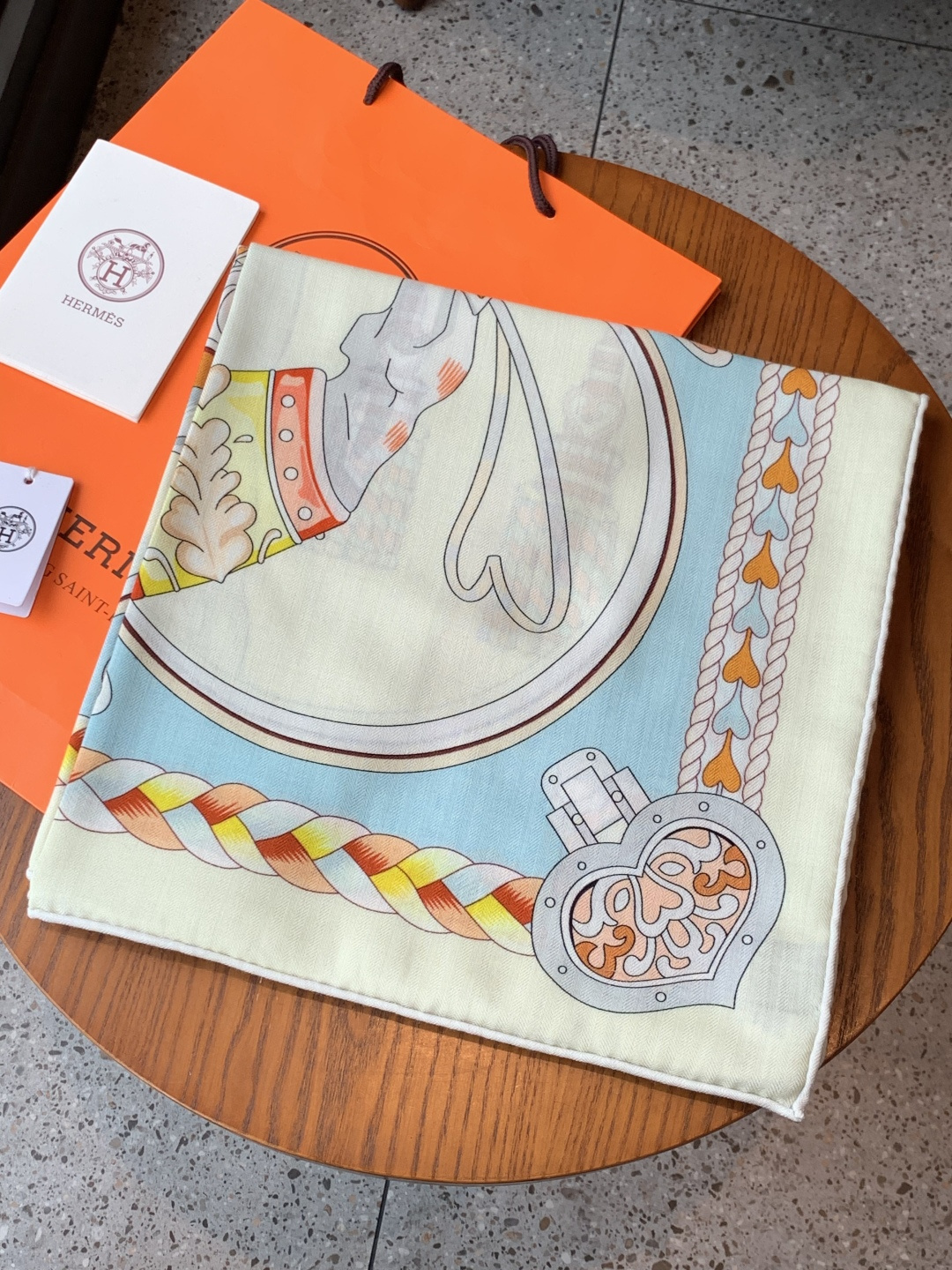 【双面同色】原单爱马仕140cm丝绒方巾💕 甜蜜的鞍具，装饰家芳登和佩西耶设计的一款餐盘增添骑士般的浪漫