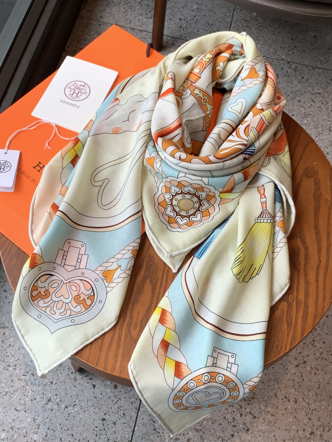 【双面同色】原单爱马仕140cm丝绒方巾💕 甜蜜的鞍具，装饰家芳登和佩西耶设计的一款餐盘增添骑士般的浪漫