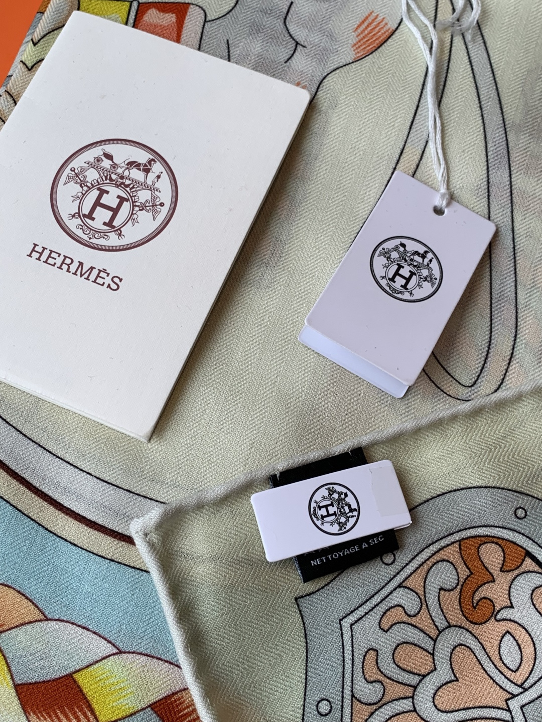 【双面同色】原单爱马仕140cm丝绒方巾💕 甜蜜的鞍具，装饰家芳登和佩西耶设计的一款餐盘增添骑士般的浪漫