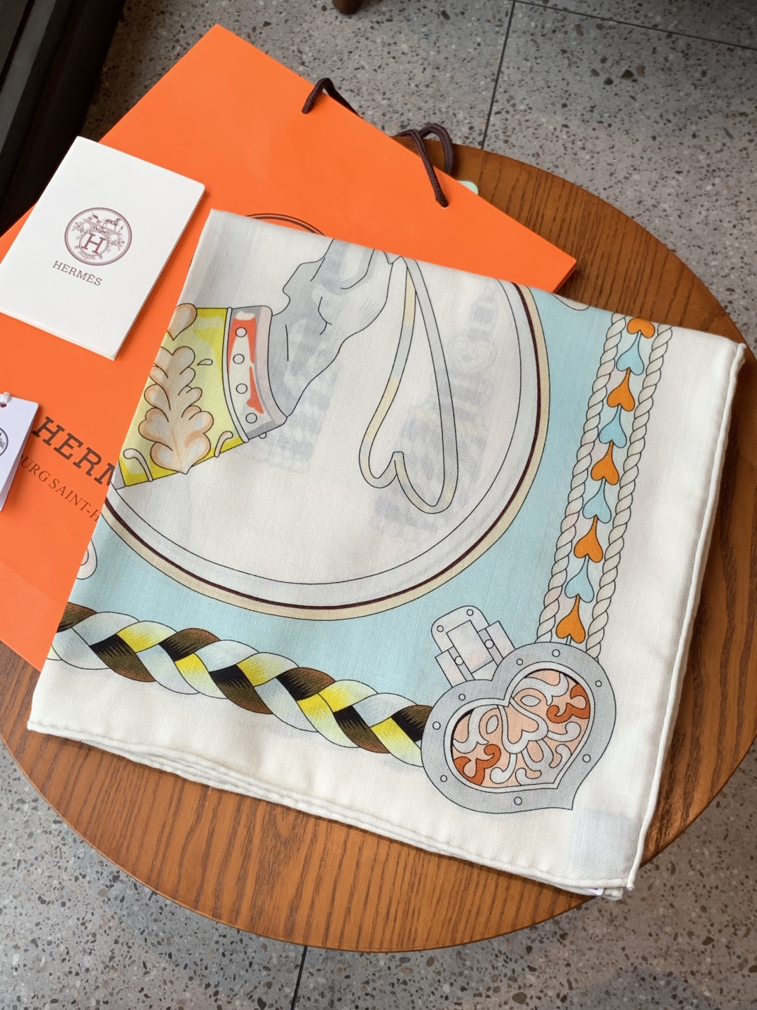 【双面同色】原单爱马仕140cm丝绒方巾💕 甜蜜的鞍具，装饰家芳登和佩西耶设计的一款餐盘增添骑士般的浪漫