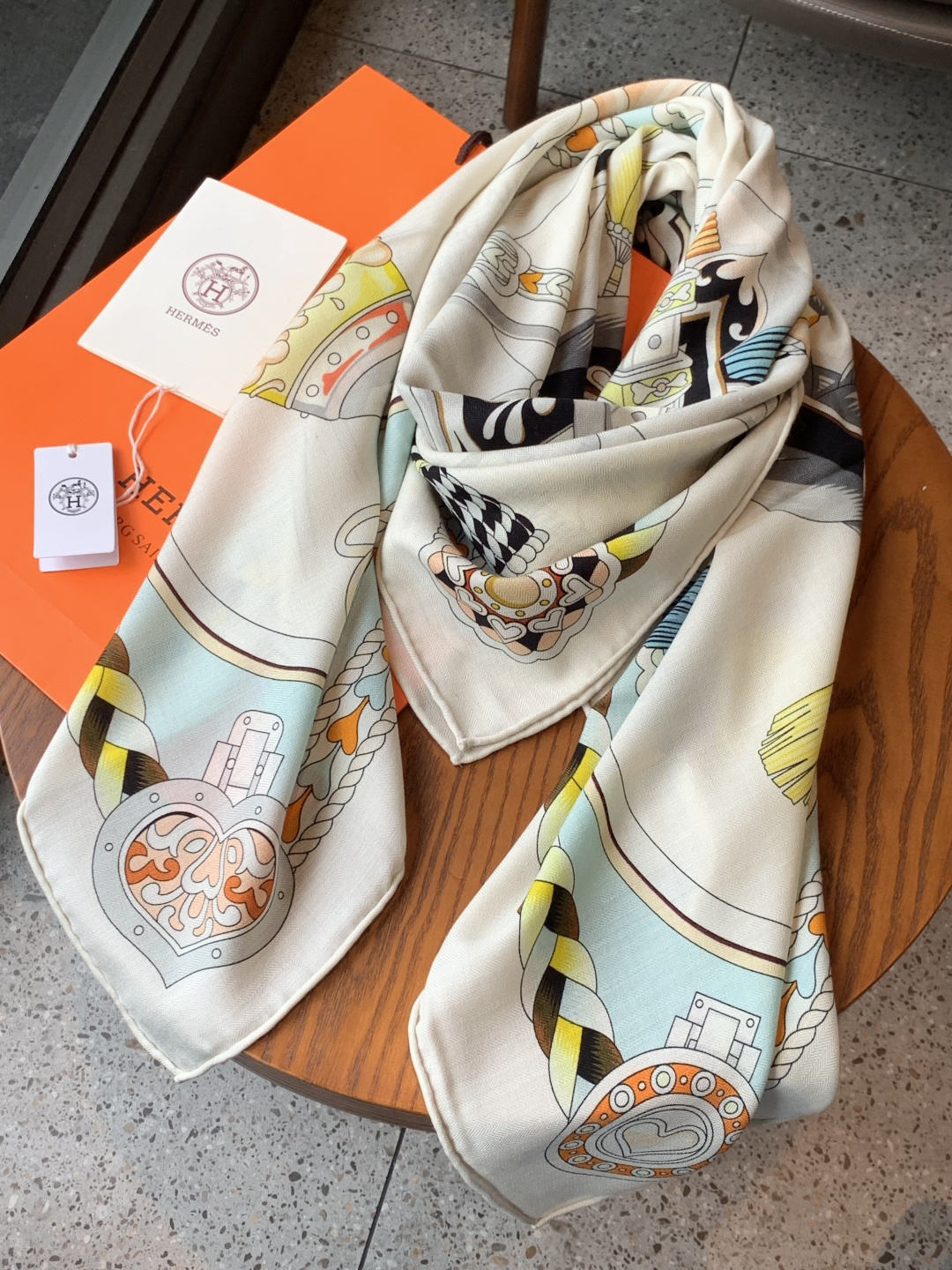 【双面同色】原单爱马仕140cm丝绒方巾💕 甜蜜的鞍具，装饰家芳登和佩西耶设计的一款餐盘增添骑士般的浪漫