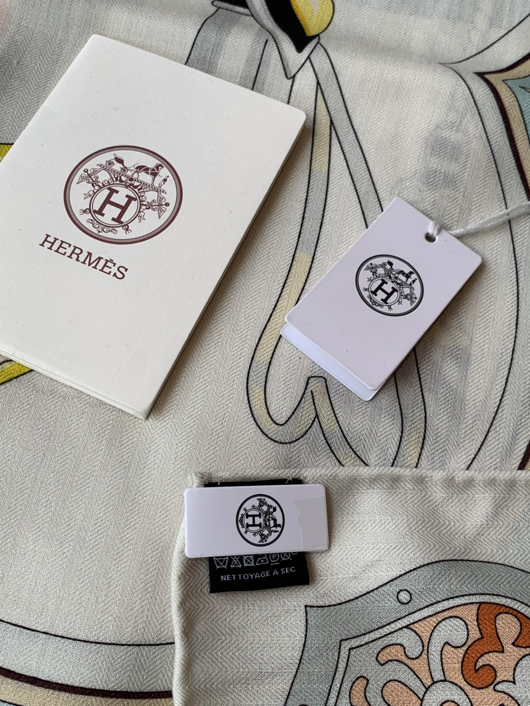 【双面同色】原单爱马仕140cm丝绒方巾💕 甜蜜的鞍具，装饰家芳登和佩西耶设计的一款餐盘增添骑士般的浪漫