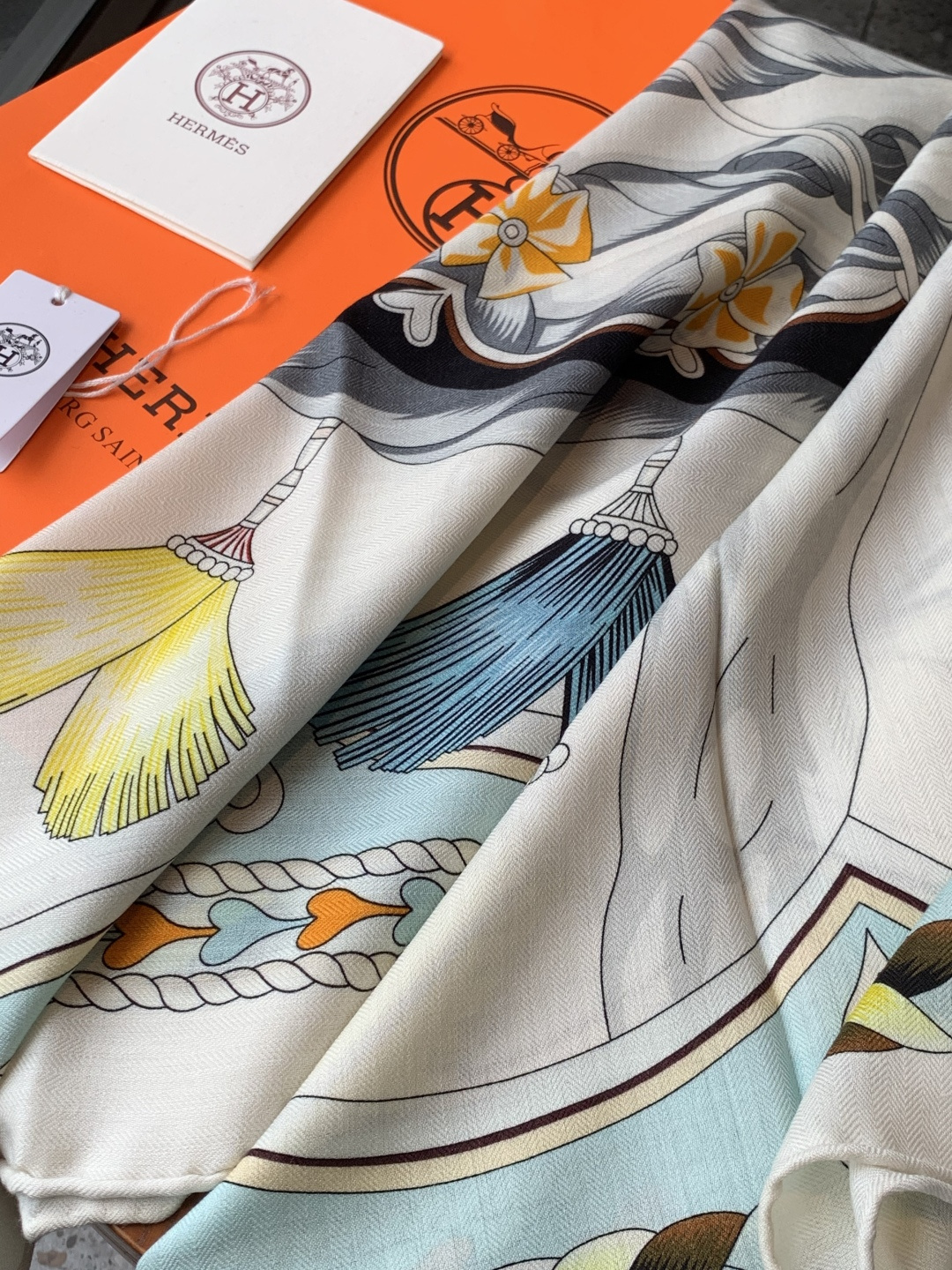 【双面同色】原单爱马仕140cm丝绒方巾💕 甜蜜的鞍具，装饰家芳登和佩西耶设计的一款餐盘增添骑士般的浪漫