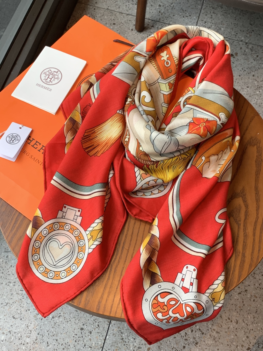 【双面同色】原单爱马仕140cm丝绒方巾💕 甜蜜的鞍具，装饰家芳登和佩西耶设计的一款餐盘增添骑士般的浪漫