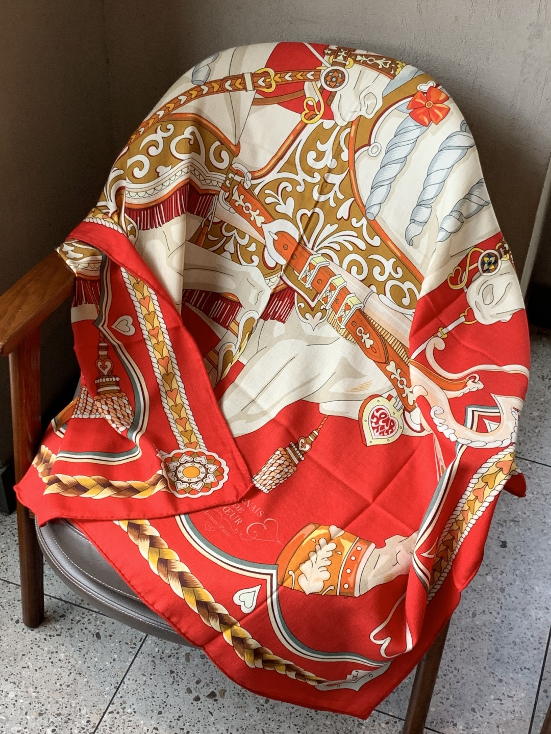 【双面同色】原单爱马仕140cm丝绒方巾💕 甜蜜的鞍具，装饰家芳登和佩西耶设计的一款餐盘增添骑士般的浪漫