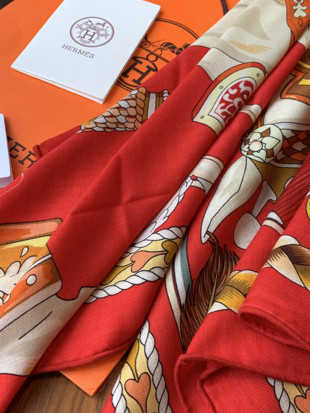 【双面同色】原单爱马仕140cm丝绒方巾💕 甜蜜的鞍具，装饰家芳登和佩西耶设计的一款餐盘增添骑士般的浪漫