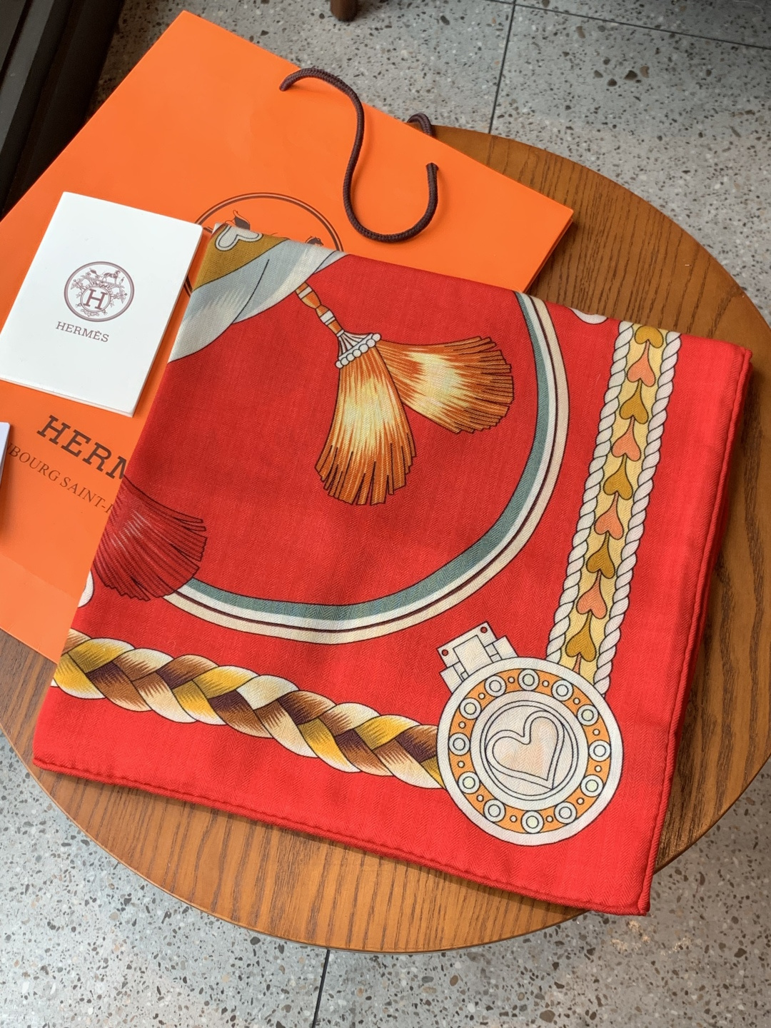 【双面同色】原单爱马仕140cm丝绒方巾💕 甜蜜的鞍具，装饰家芳登和佩西耶设计的一款餐盘增添骑士般的浪漫