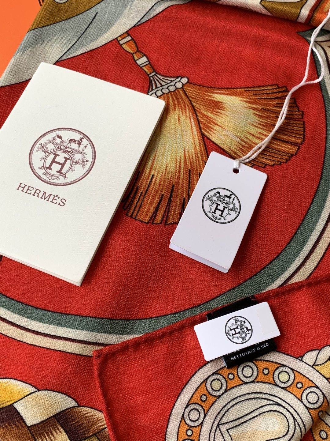 【双面同色】原单爱马仕140cm丝绒方巾💕 甜蜜的鞍具，装饰家芳登和佩西耶设计的一款餐盘增添骑士般的浪漫