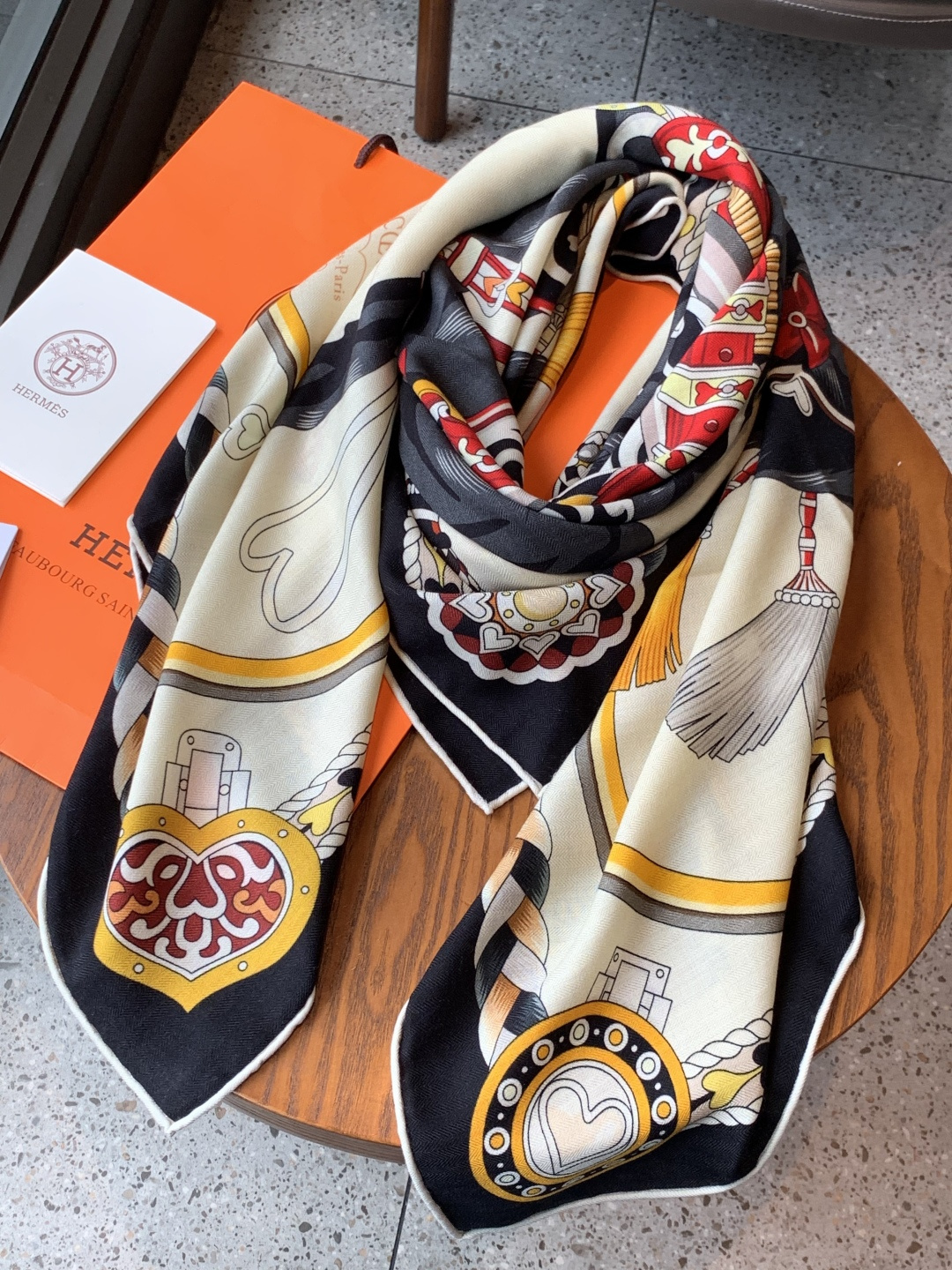 【双面同色】原单爱马仕140cm丝绒方巾💕 甜蜜的鞍具，装饰家芳登和佩西耶设计的一款餐盘增添骑士般的浪漫