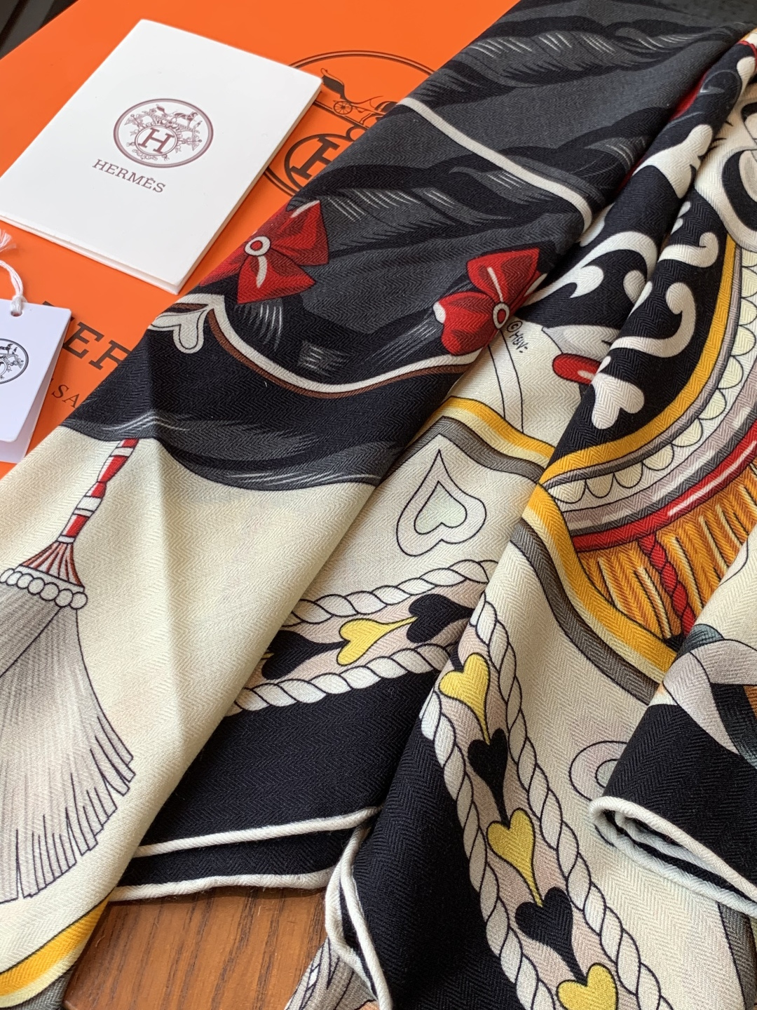 【双面同色】原单爱马仕140cm丝绒方巾💕 甜蜜的鞍具，装饰家芳登和佩西耶设计的一款餐盘增添骑士般的浪漫