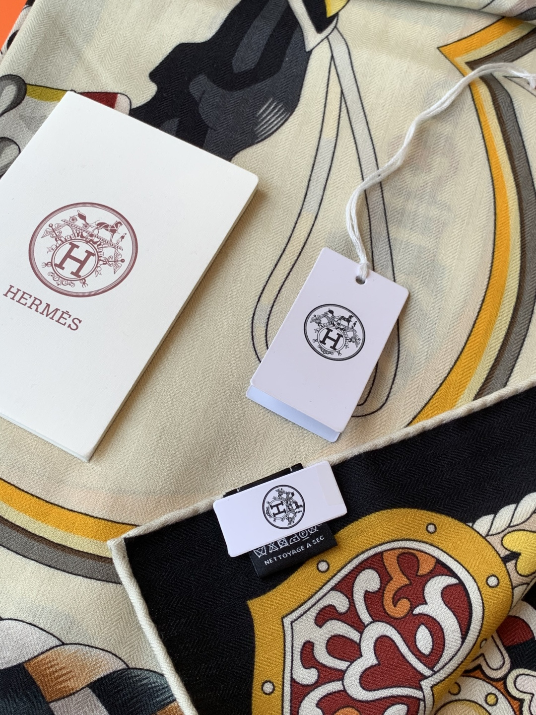 【双面同色】原单爱马仕140cm丝绒方巾💕 甜蜜的鞍具，装饰家芳登和佩西耶设计的一款餐盘增添骑士般的浪漫